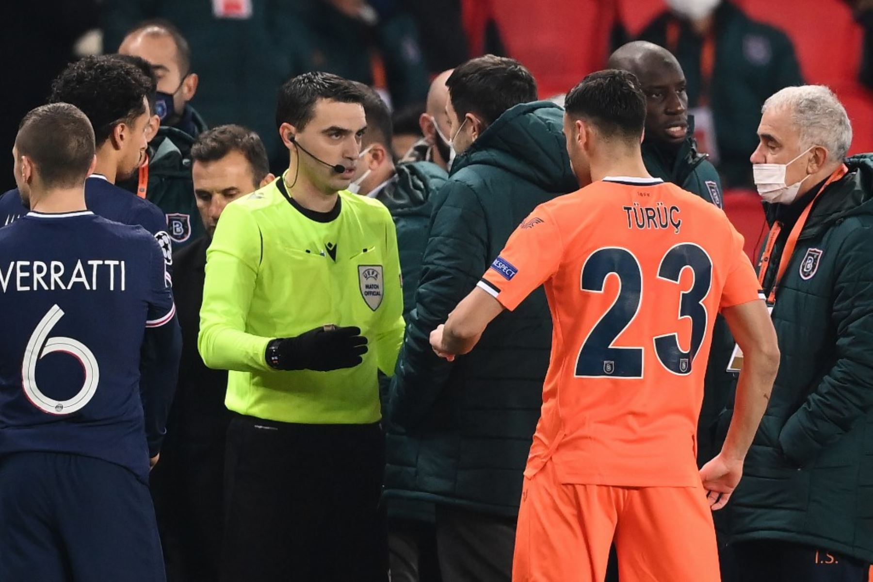 Jugadores del París SG y del Basaksehir turco abandonaron la cancha  tras quedar interrumpido el encuentro, de la última jornada de la fase de grupos de la Liga de Campeones, por supuestos insultos racistas por parte del cuarto árbitro.