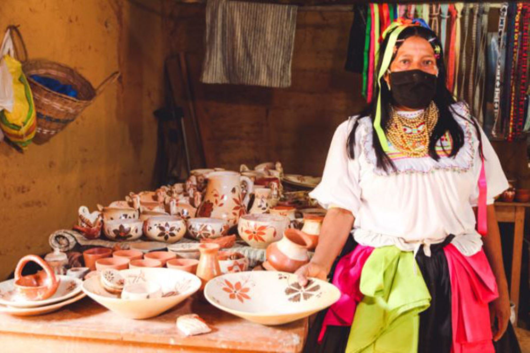 Durante la cuarentena, Guillermina, madre de dos pequeños de 3 y 5 años, se dedicó a producir los utensilios que está empezando a recolocar en el mercado, en Lamas, San Martín. ANDINA/Midis