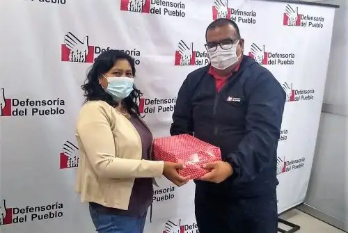 Profesora Martha Cutipa recibe el reconocimiento de la Defensoría del Pueblo por su primer puesto en el Concurso Nacional de Poesía en Lenguas Indígenas.