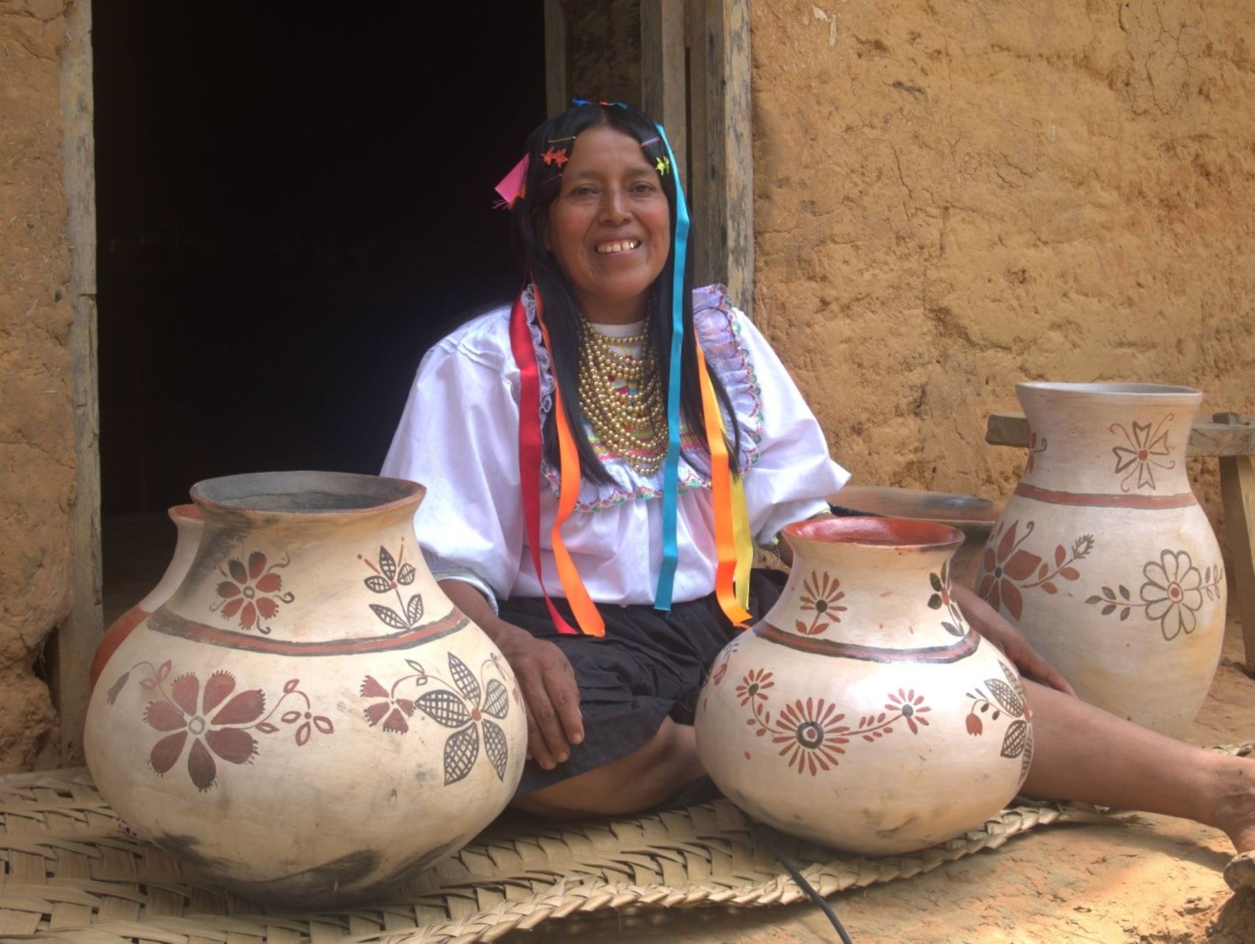 Conoce a Guillermina Tapullima, la alfarera que mantiene vivo el legado cultural de Lamas, en San Martín. Ella elabora hermosas piezas de cerámica gracia a su conocimiento de la técnica kichwa. ANDINA/Difusión