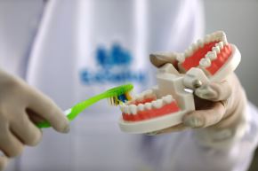 Para la prevención es clave el lavado de dientes, el uso de enjuague bucal y de hilo dental después de cada comida. 