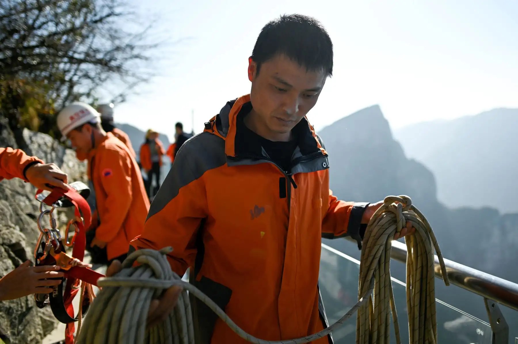 Un "basurero Spiderman" recoge su cuerda tras un descenso en el Monte Tianmen, en Zhangjiajie, China. Foto: AFP