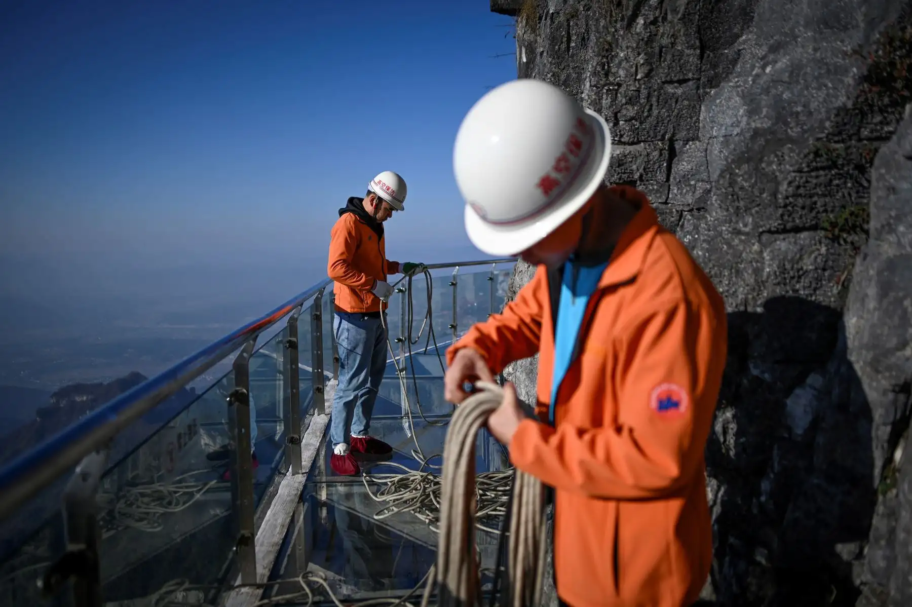 Limpiadores verifican las cuerdas después de recolectar basura en la montaña Tianmen, en Zhangjiajie, China. Foto: AFP