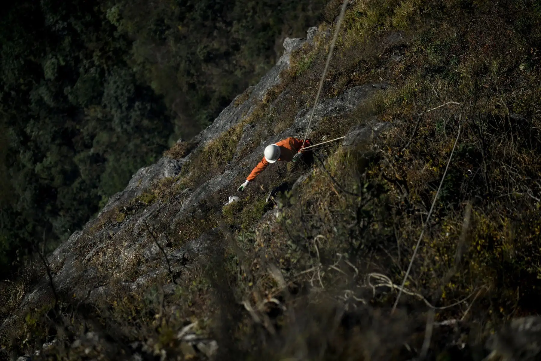 Un limpiador recolecta los desperdicios arrojados por los malos turistas en la montaña Tianmen, en Zhangjiajie, China. Foto: AFP