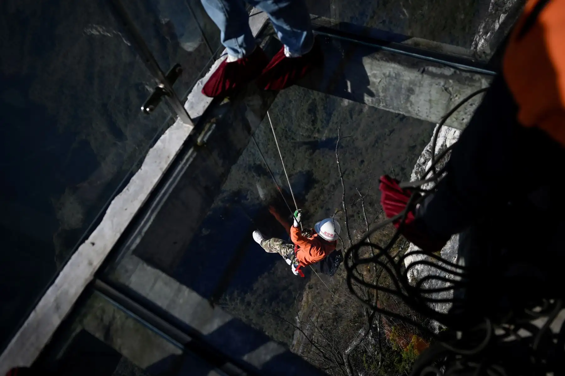 Un limpiador desciende haciendo rappel para recolectar basura en la montaña Tianmen, en Zhangjiajie, China. Foto: AFP
