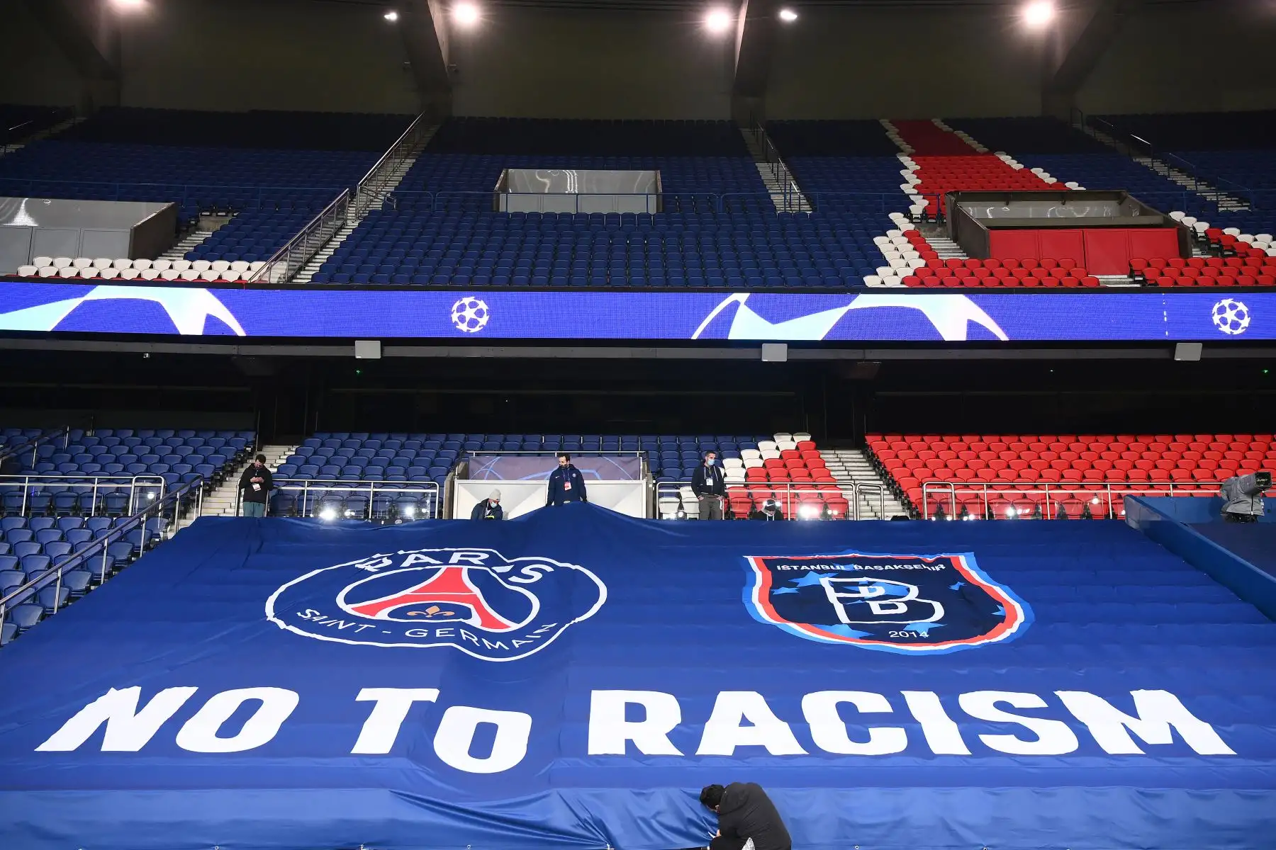 "No al racismo" se lee en una tribuna vacía antes del partido de fútbol del grupo H de la UEFA Champions League entre el Paris Saint-Germain (PSG) y el Istanbul. Foto: AFP