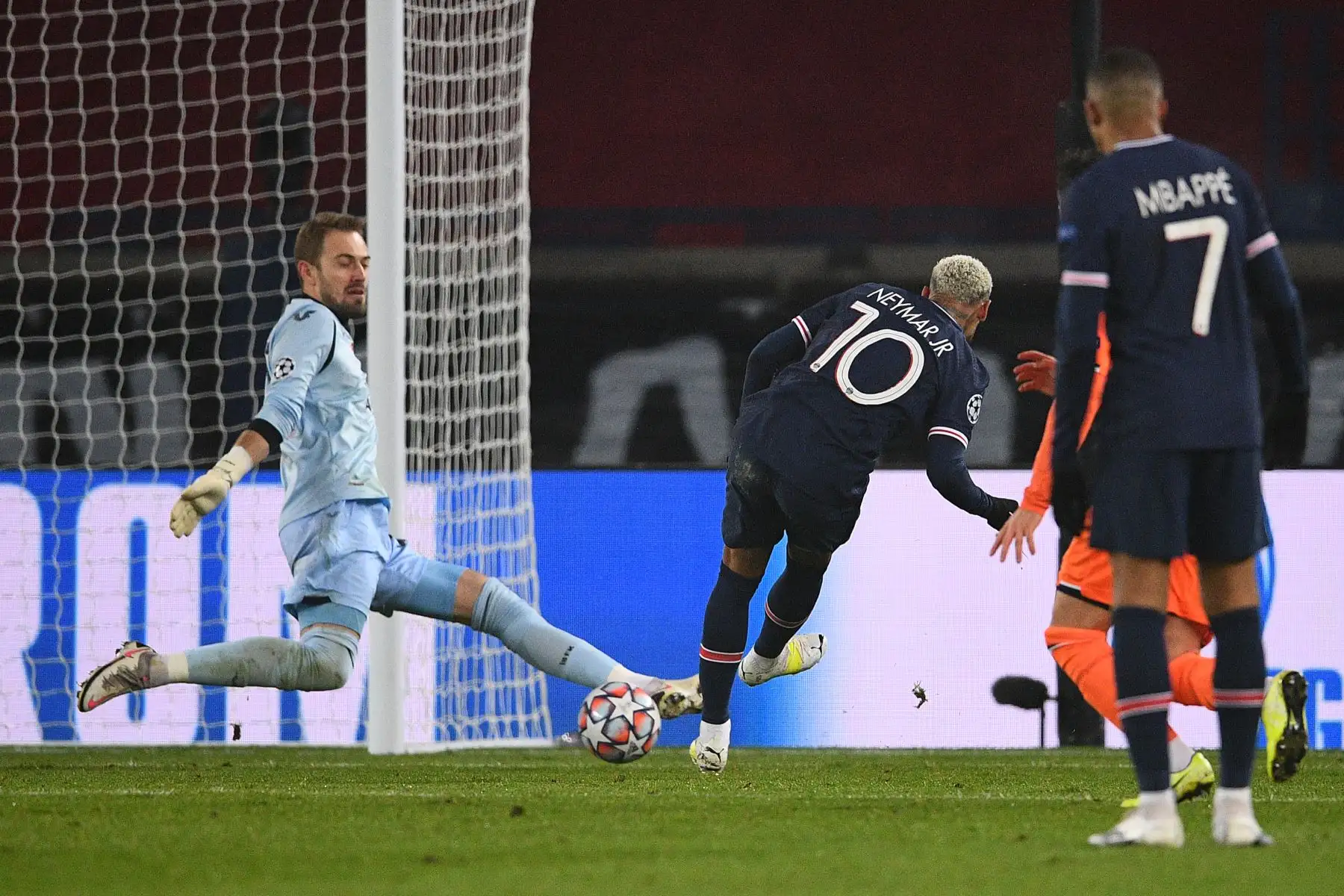 El delantero brasileño del Paris Saint-Germain, Neymar, anota su segundo gol durante el partido de fútbol del grupo H de la Liga de Campeones de la UEFA. Foto: AFP