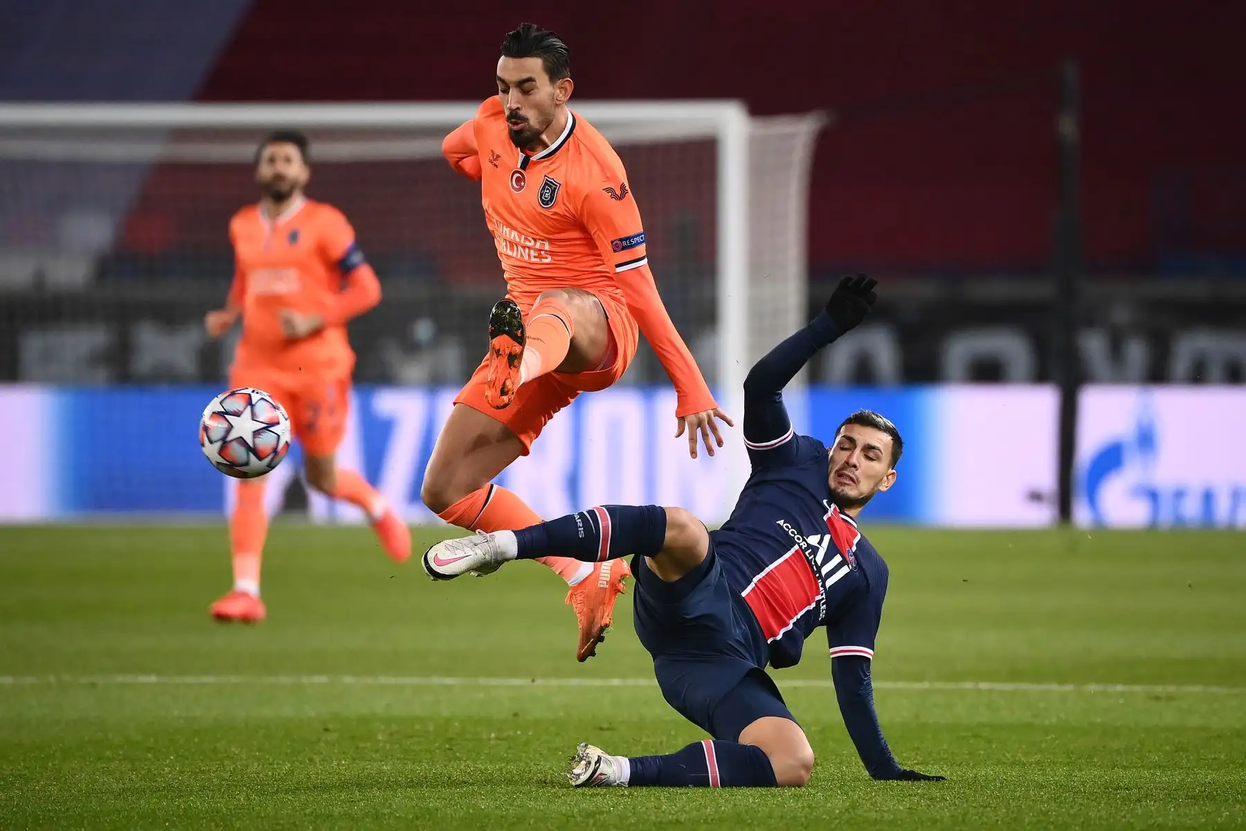 El delantero francés del Istanbul Basaksehir Enzo Crivelli es desafiado por el centrocampista argentino del Paris Saint-Germain Leandro Paredes durante el partido de fútbol del grupo H de la Liga de Campeones de la UEFA. Foto: AFP