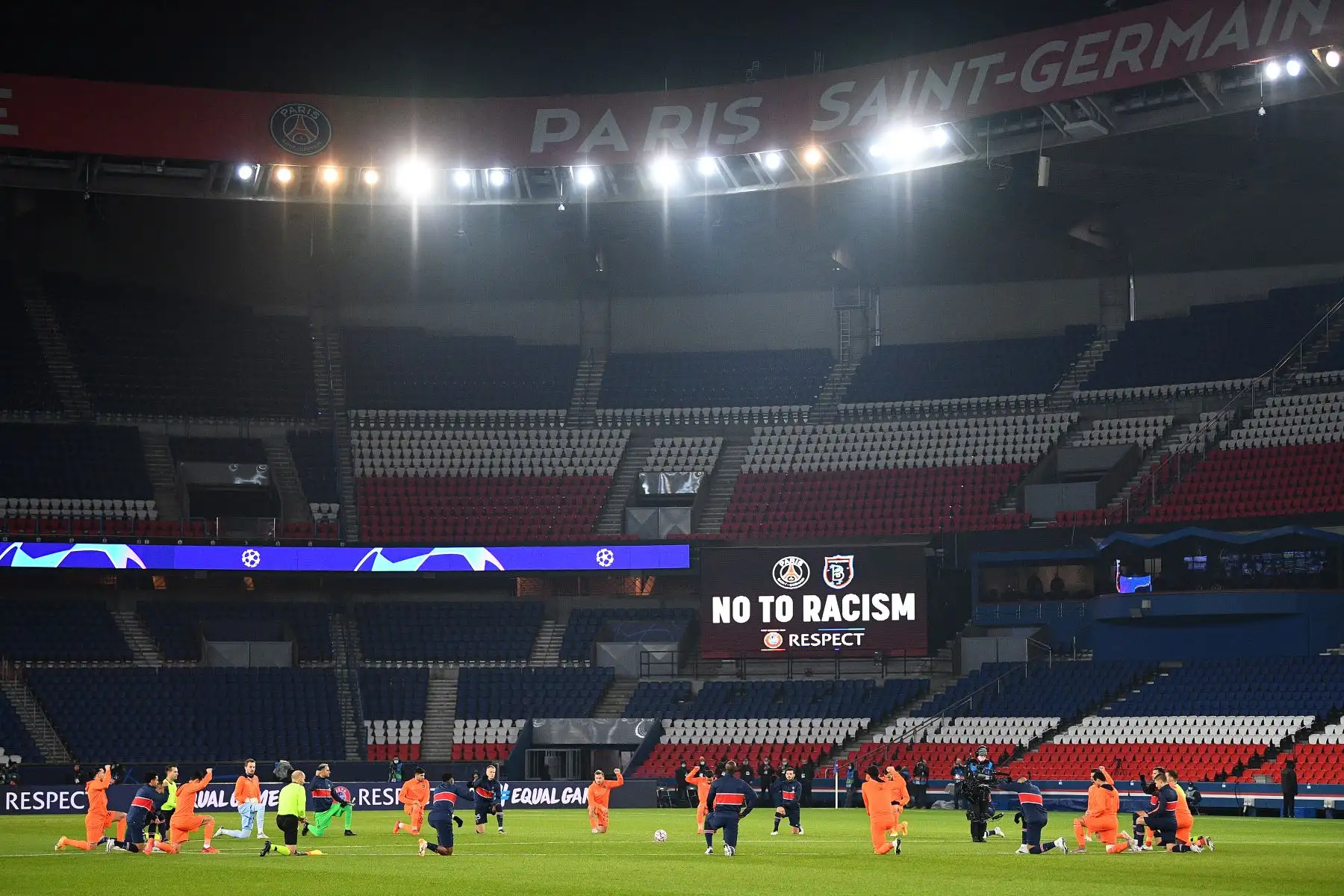 Jugadores de fútbol y árbitros se arrodillan en el campo en una acción en contra del racismo antes del partido de fútbol del grupo H de la Liga de Campeones de la UEFA. Foto: AFP