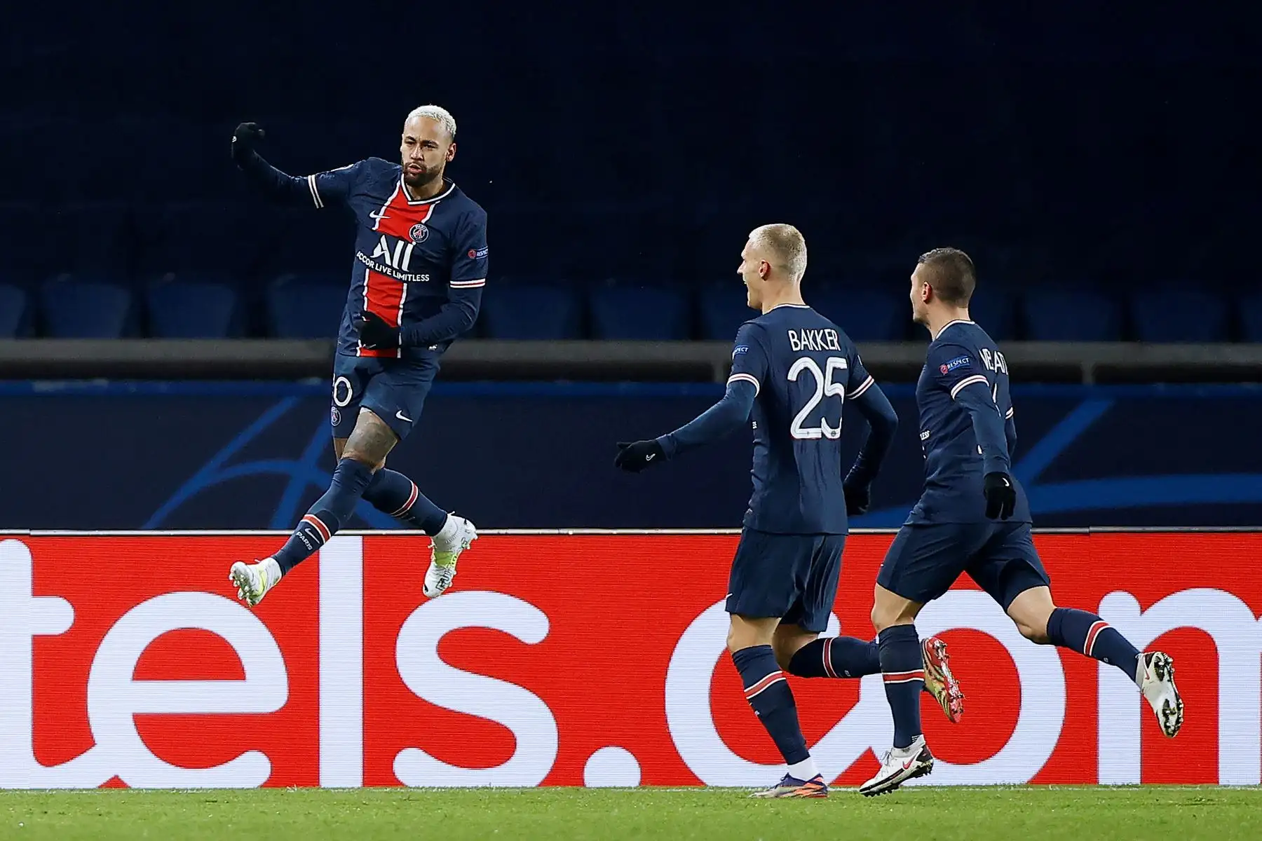 Neymar del Paris Saint Germain celebra el 1-0 durante partido de fútbol del grupo H de la UEFA Champions League. Foto: EFE