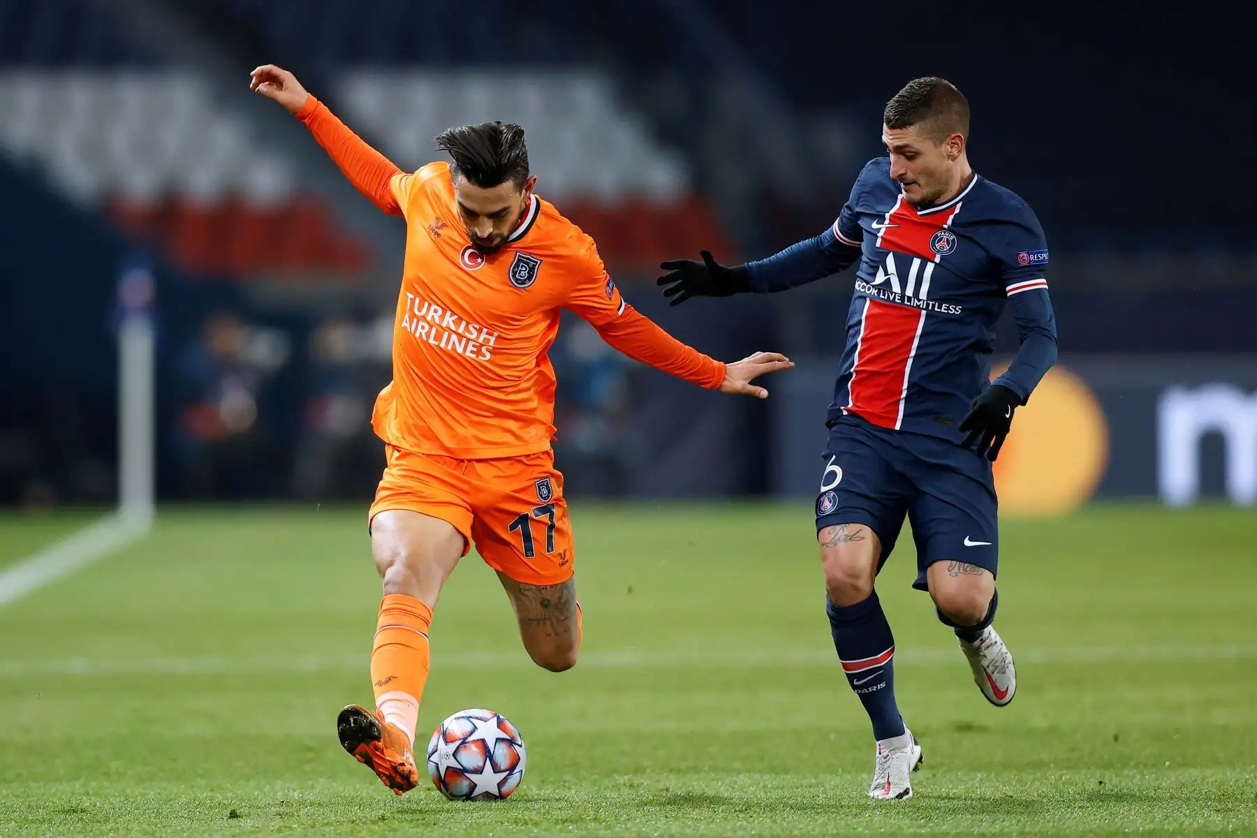 Irfan Kahvezi de Istanbul Basaksehir y Marco Verratti de Paris Saint Germain en acción durante el partido de fútbol del grupo H de la Liga de Campeones de la UEFA. Foto: EFE