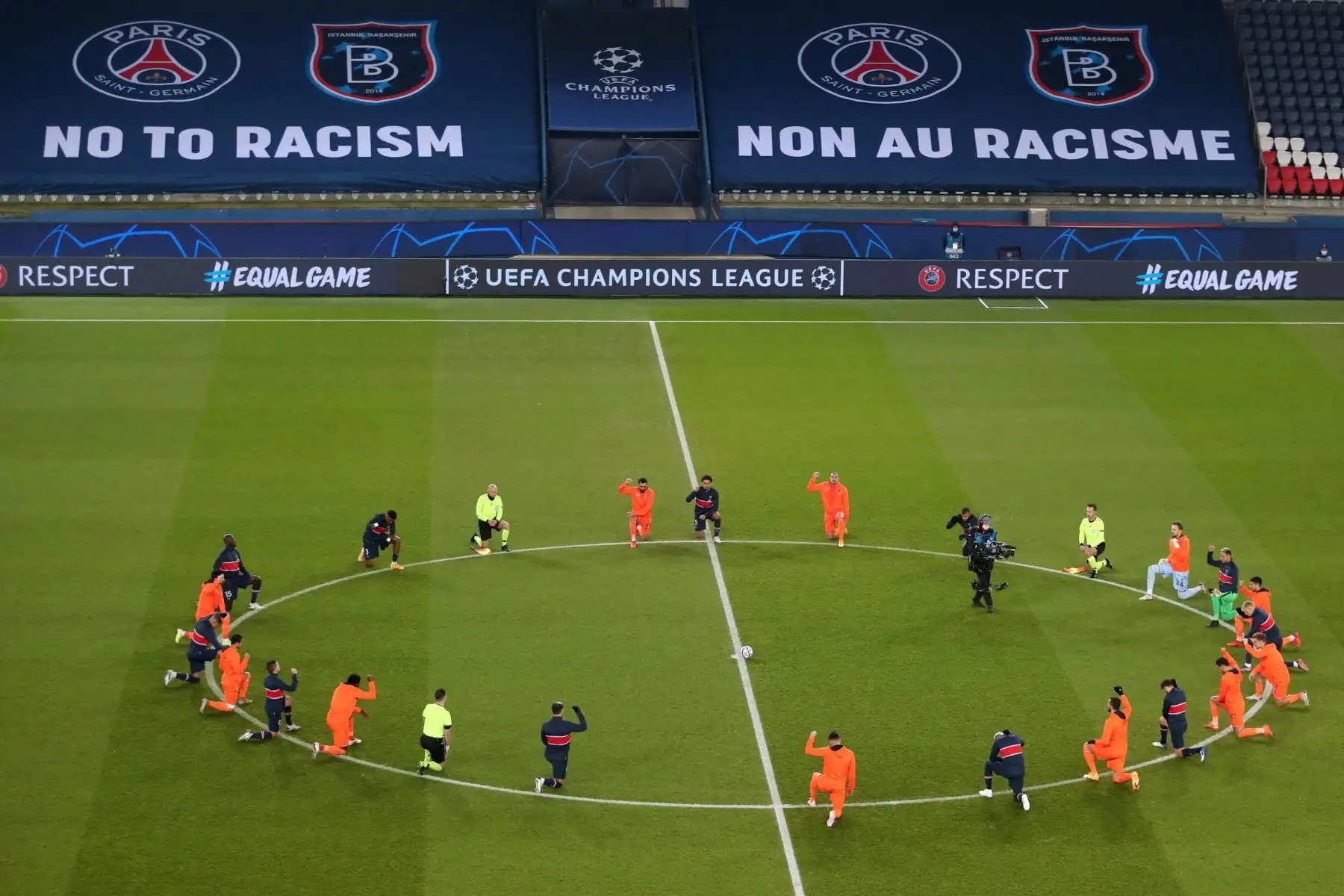 Jugadores de fútbol y árbitros se arrodillan en el campo en una acción en contra del racismo antes del partido de fútbol del grupo H de la Liga de Campeones de la UEFA. Foto: EFE