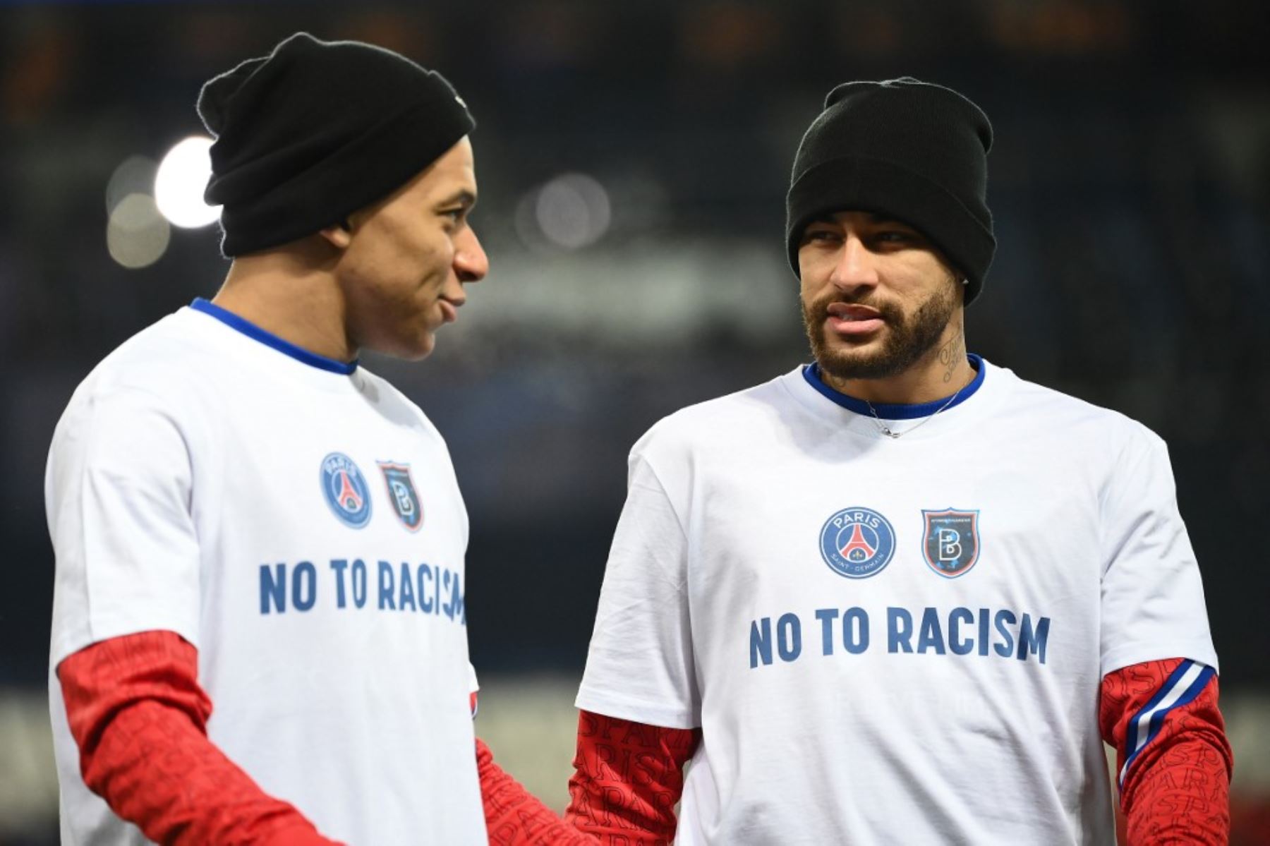 Jugadores de PSG y Basaksehir unidos contra el racismo