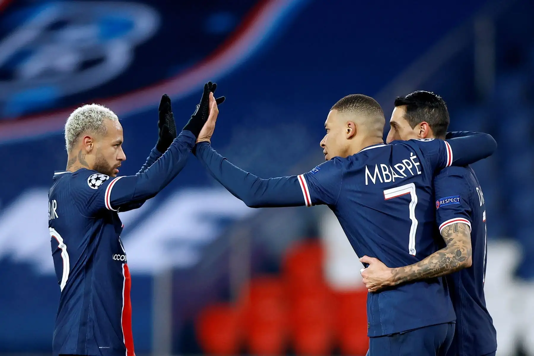 Kylian Mbappé del Paris Saint Germain celebra la ventaja de 5-1 con sus compañeros Neymar Jr y Angel Di Maria durante el partido de fútbol del Grupo H de la UEFA Champions League. Foto: EFE