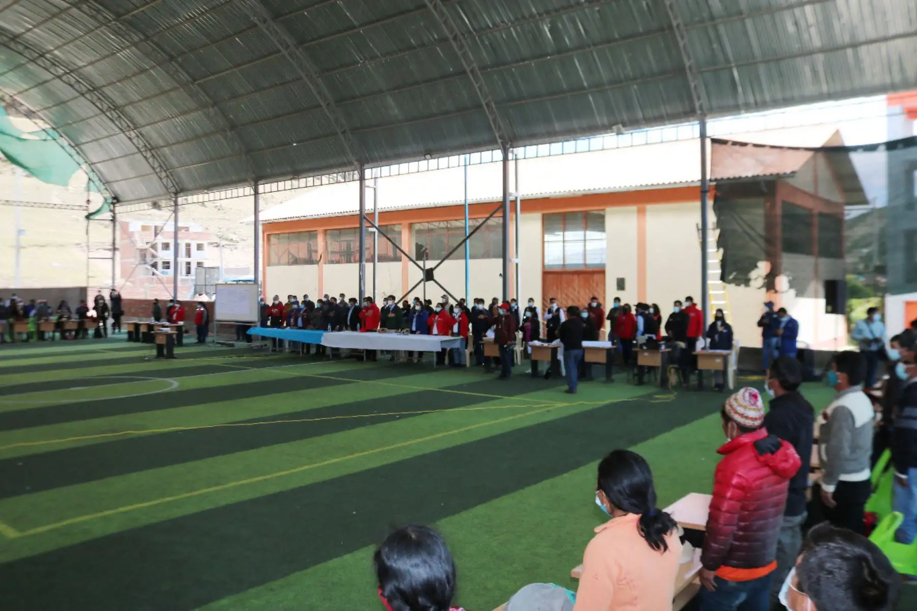 Comitiva del Ejecutivo, integrada por el viceministro de Gobernanza Territorial de la PCM y los ministros de los sectores de Vivienda, Minas y Agricultura se encuentran en Challhuahuacho, dialogando directamente con dirigentes y autoridades de dicha localidad.
Foto: PCM