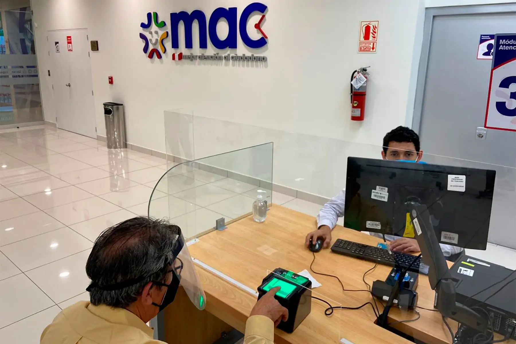 Los ciudadanos pueden acercarse a los Centros de Atención al Ciudadano (MAC) y oficinas descentralizadas para obtener su pasaporte electrónico. Foto: ANDINA/MIGRACIONES