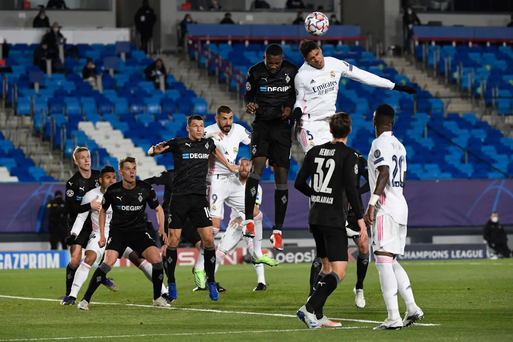 El defensor francés del Real Madrid Raphael Varane cabecea el balón durante el partido de fútbol del grupo B de la Liga de Campeones de la UEFA. Foto: AFP