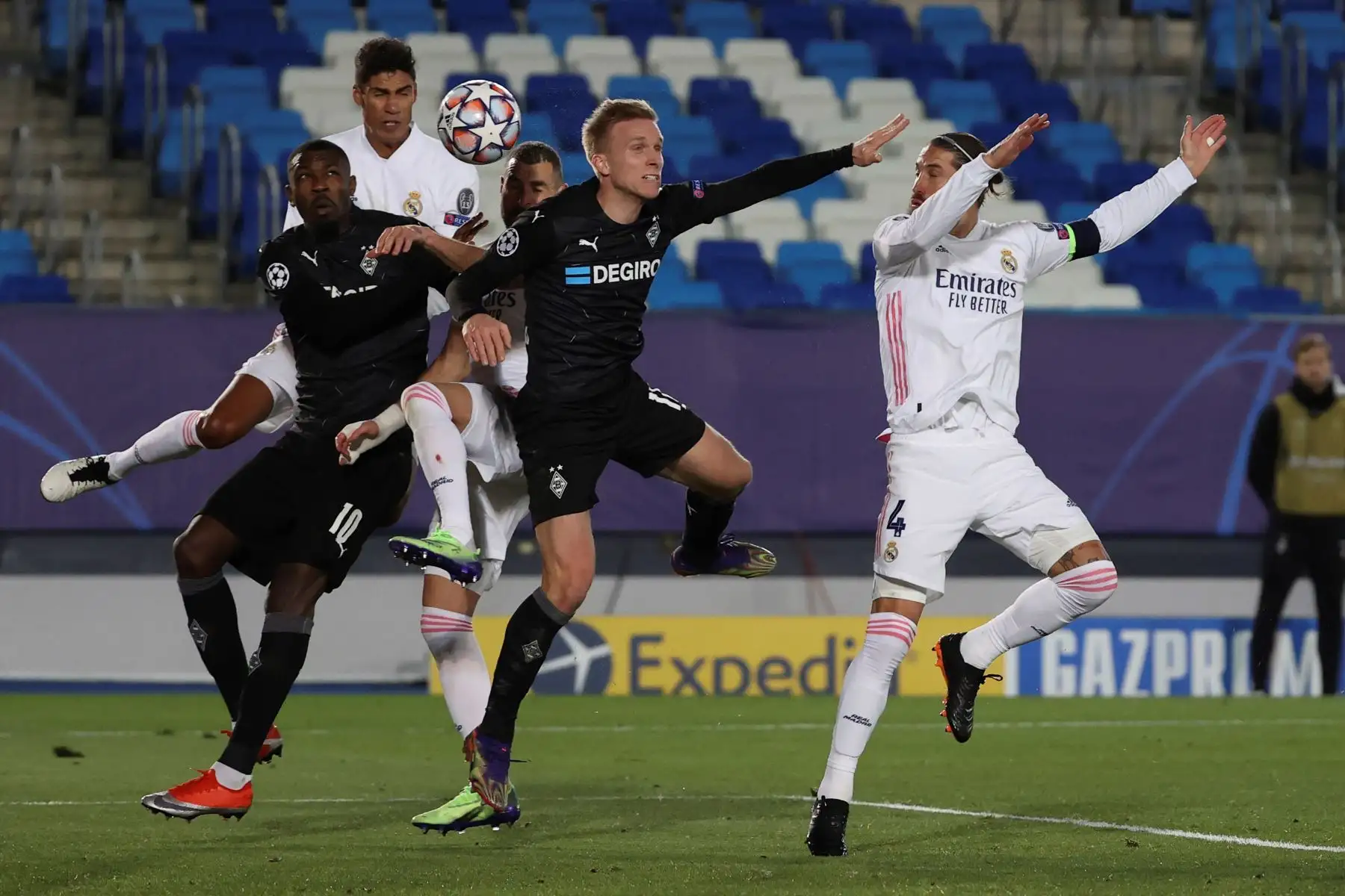 El defensa del Real Madrid Sergio Ramos remata de cabeza junto al sueco Oscar Wendt del Borussia Mönchengladbach durante el partido de Liga de Campeones. Foto: EFE