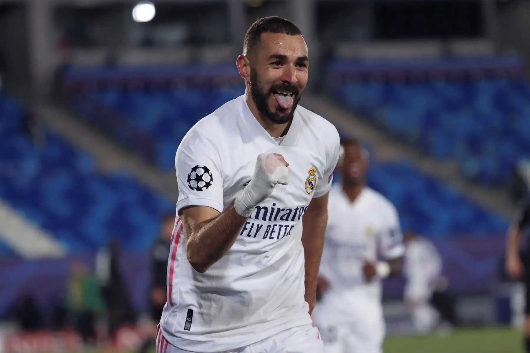 El delantero francés del Real Madrid Karim Benzema celebra su segundo gol ante el Borussia Mönchengladbach durante el partido de Liga de Campeones. Foto: EFE