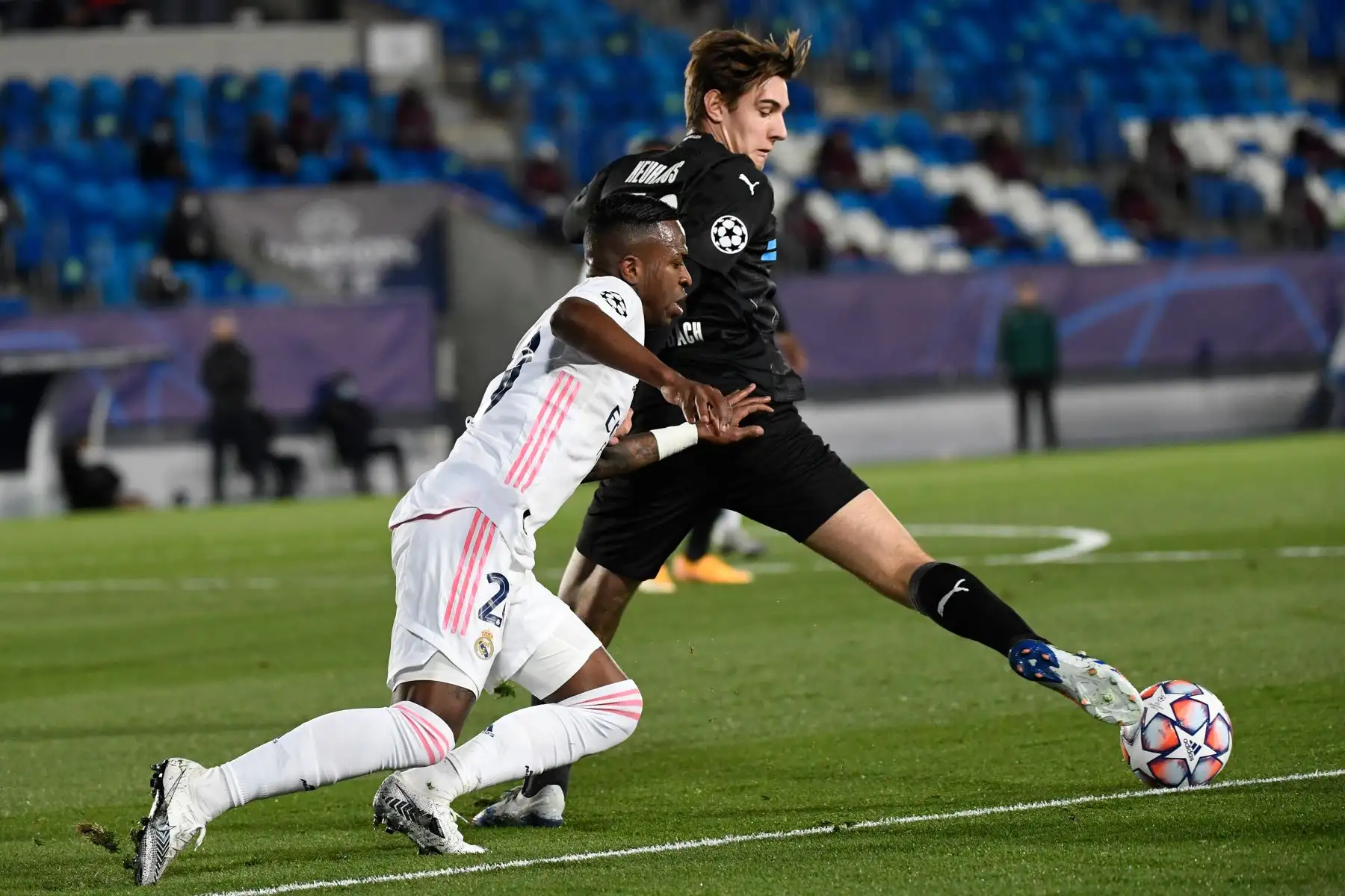 El delantero brasileño del Real Madrid Vinicius Junior desafía al mediocampista alemán de Moenchengladbach Christoph Kramer durante el partido de fútbol del grupo B de la Liga de Campeones de la UEFA. Foto: AFP