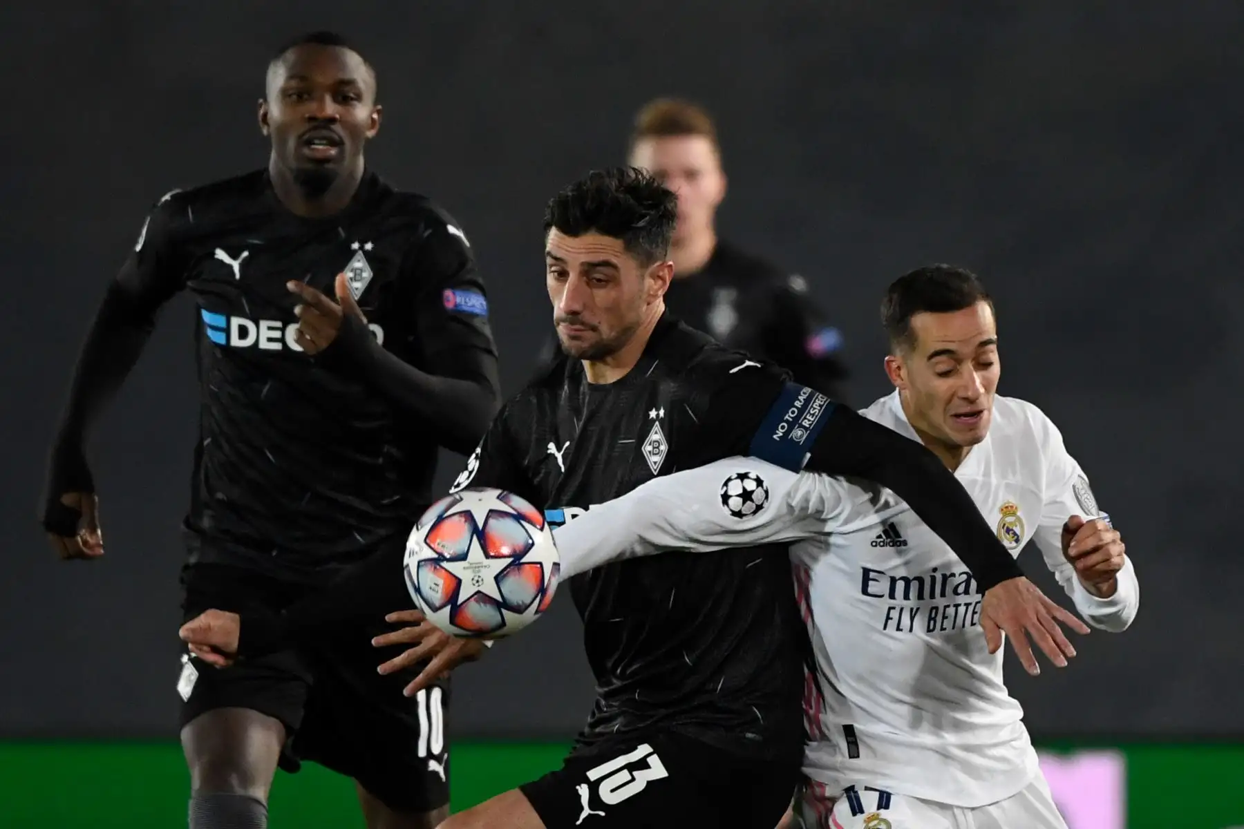 El delantero español del Real Madrid Lucas Vázquez desafía al mediocampista alemán de Moenchengladbach Lars Stindl durante el partido de fútbol del grupo B de la Liga de Campeones de la UEFA. Foto: AFP