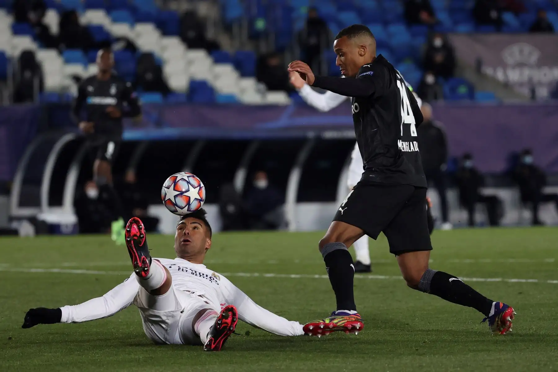 El centrocampista brasileño del Real Madrid, Casemiro, corta el avance del delantero francés del Borussia, Alassane Plea, durante el partido por la Liga de Campeones. Foto: EFE