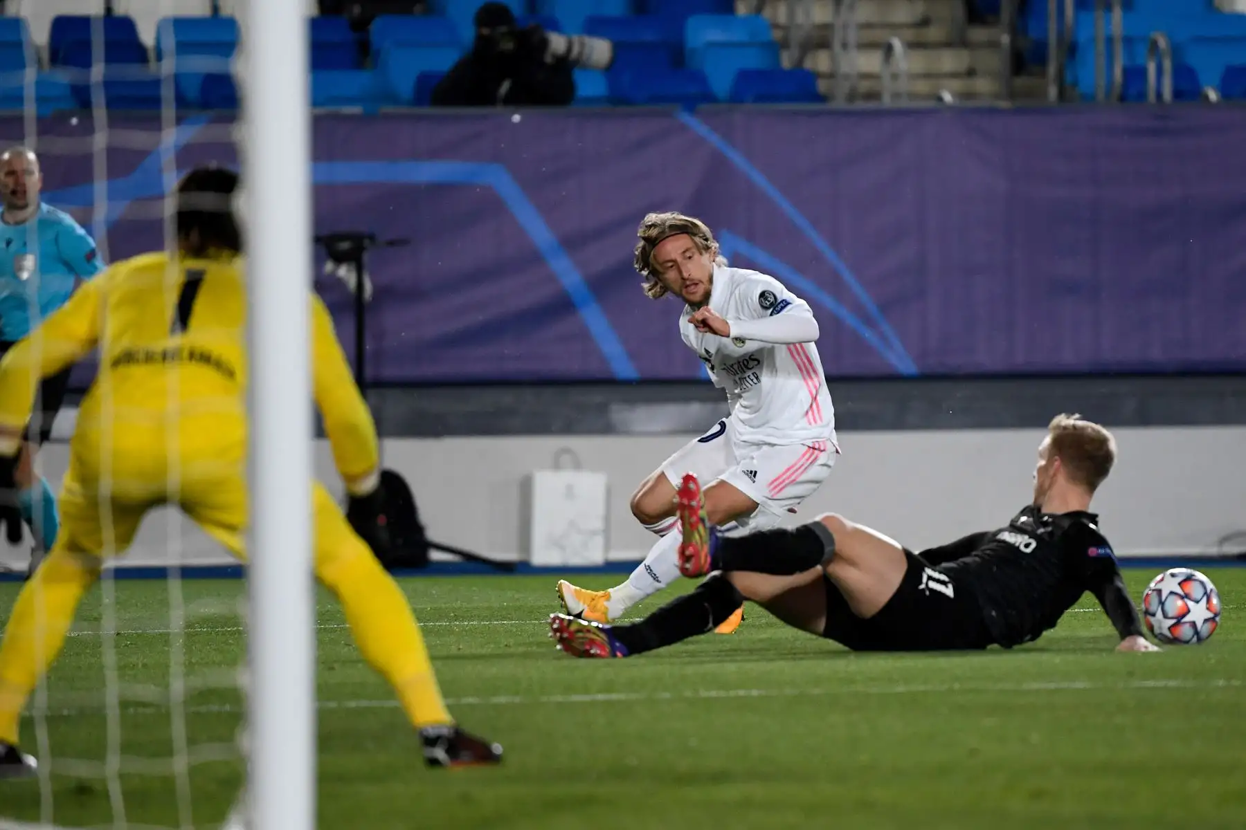 El mediocampista croata del Real Madrid Luka Modric desafía al defensor sueco de Moenchengladbach Oscar Wendt durante el partido de fútbol del grupo B de la Liga de Campeones de la UEFA. Foto: AFP