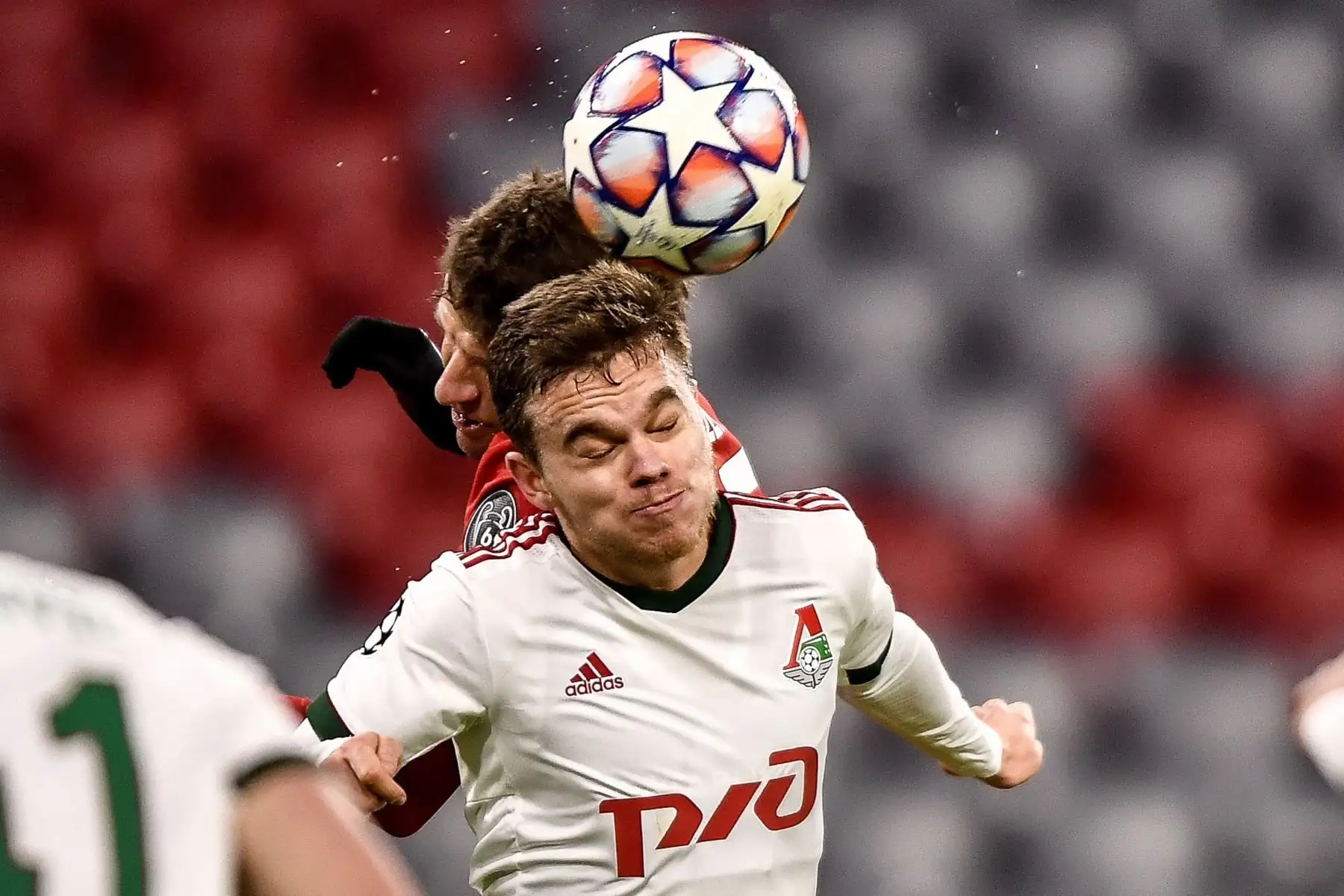 Dmitri Rybchinskiy del Lokomotiv Moscú en acción contra Thomas Mueller del Bayern Múnich durante el partido de fútbol del grupo A de la Liga de Campeones de la UEFA. Foto: EFE