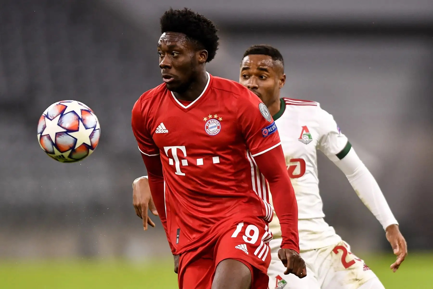 Alphonso Davies del Bayern Munich en acción contra Francois Kamano del Lokomotiv Moscú durante el partido de fútbol del grupo A de la Liga de Campeones de la UEFA. Foto: EFE