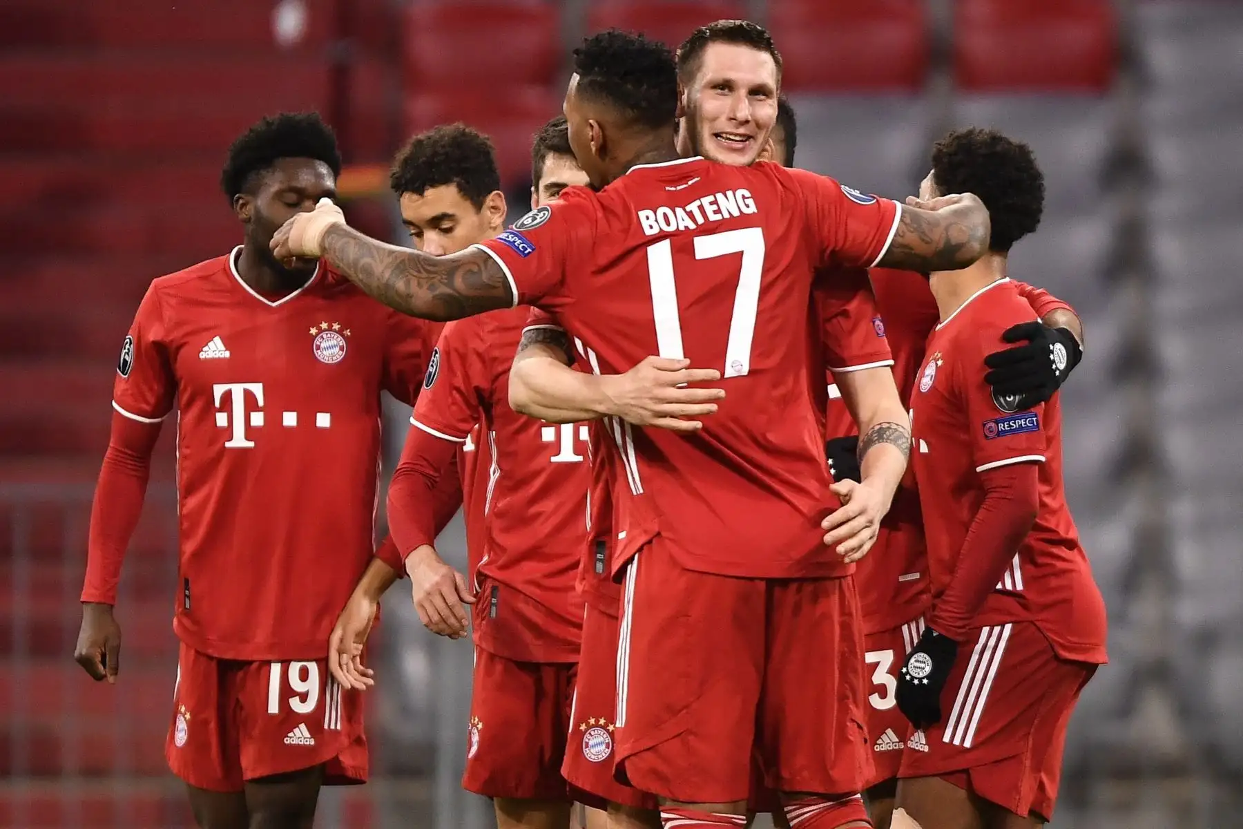 Niklas Suele del Bayern de Múnich celebra con su compañero Jerome Boateng tras marcar el 1-0 durante el partido de fútbol del grupo A de la UEFA Champions League. Foto: EFE