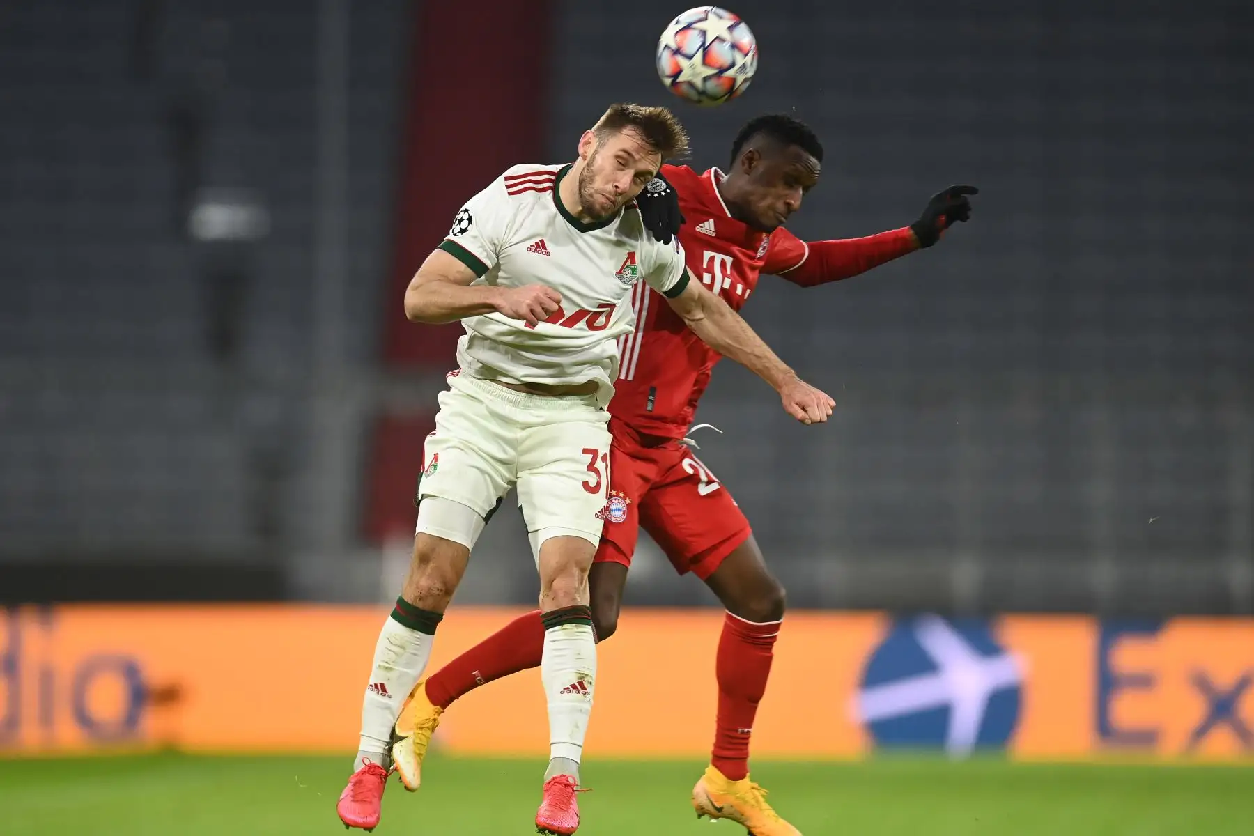 El defensor francés del Bayern Múnich, Bouna Sarr y el mediocampista polaco del Lokomotiv Moscú, Maciej Rybus, compiten por el balón durante el partido de fútbol del Grupo A de la Liga de Campeones de la UEFA. Foto: AFP