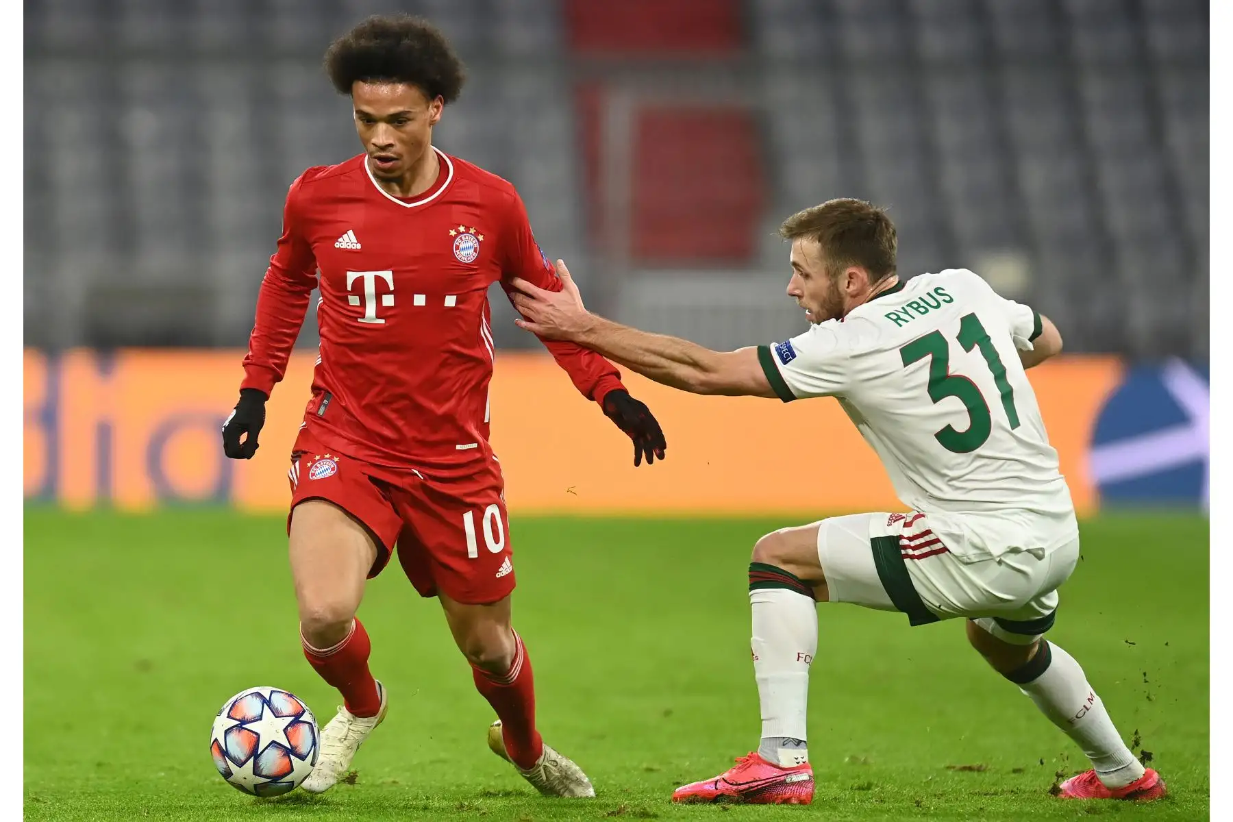 El mediocampista alemán del Bayern Munich Leroy Sane y el mediocampista polaco del Lokomotiv Moscú Maciej Rybus compiten por el balón durante el partido de fútbol del Grupo A de la Liga de Campeones de la UEFA. Foto: AFP