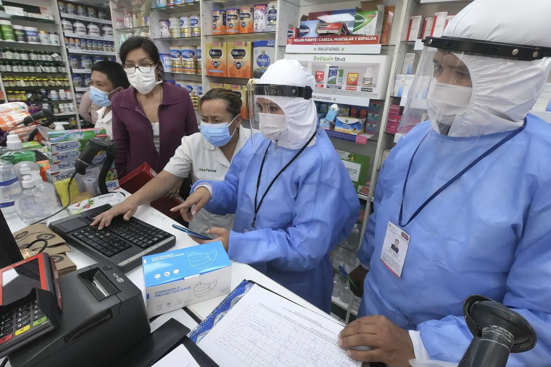 Viceministro de Salud Pública Luis Suárez participa en operativo de fiscalización de INDECOPI a boticas y farmacias privadas. Foto: Minsa