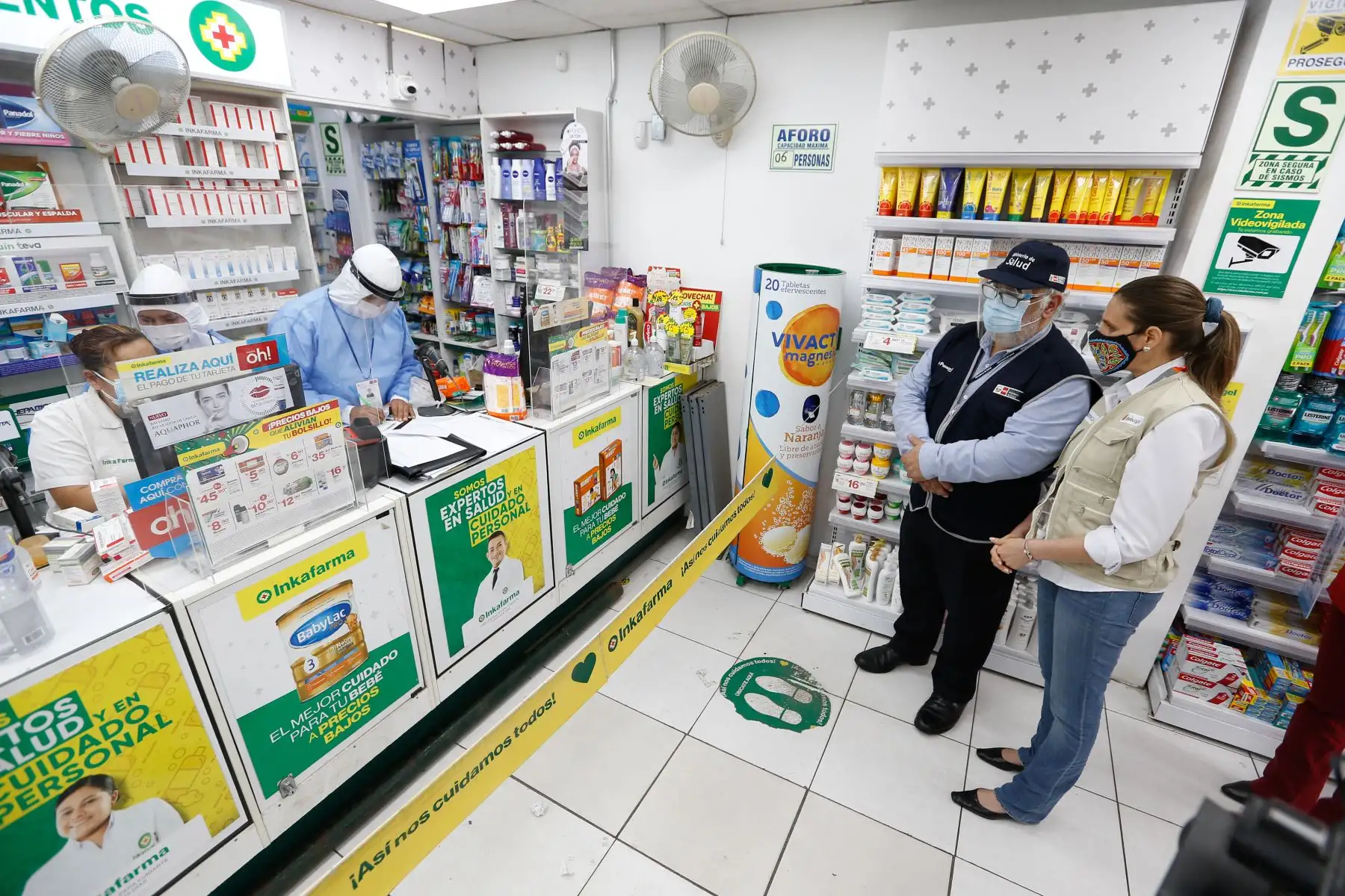 Viceministro de Salud Pública Luis Suárez participa en operativo de fiscalización de INDECOPI a boticas y farmacias privadas. Foto: Minsa