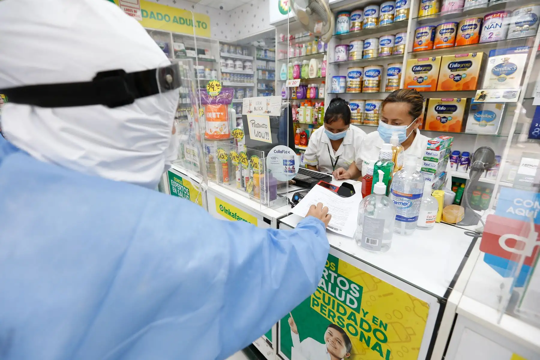 Viceministro de Salud Pública Luis Suárez participa en operativo de fiscalización de INDECOPI a boticas y farmacias privadas. Foto: Minsa