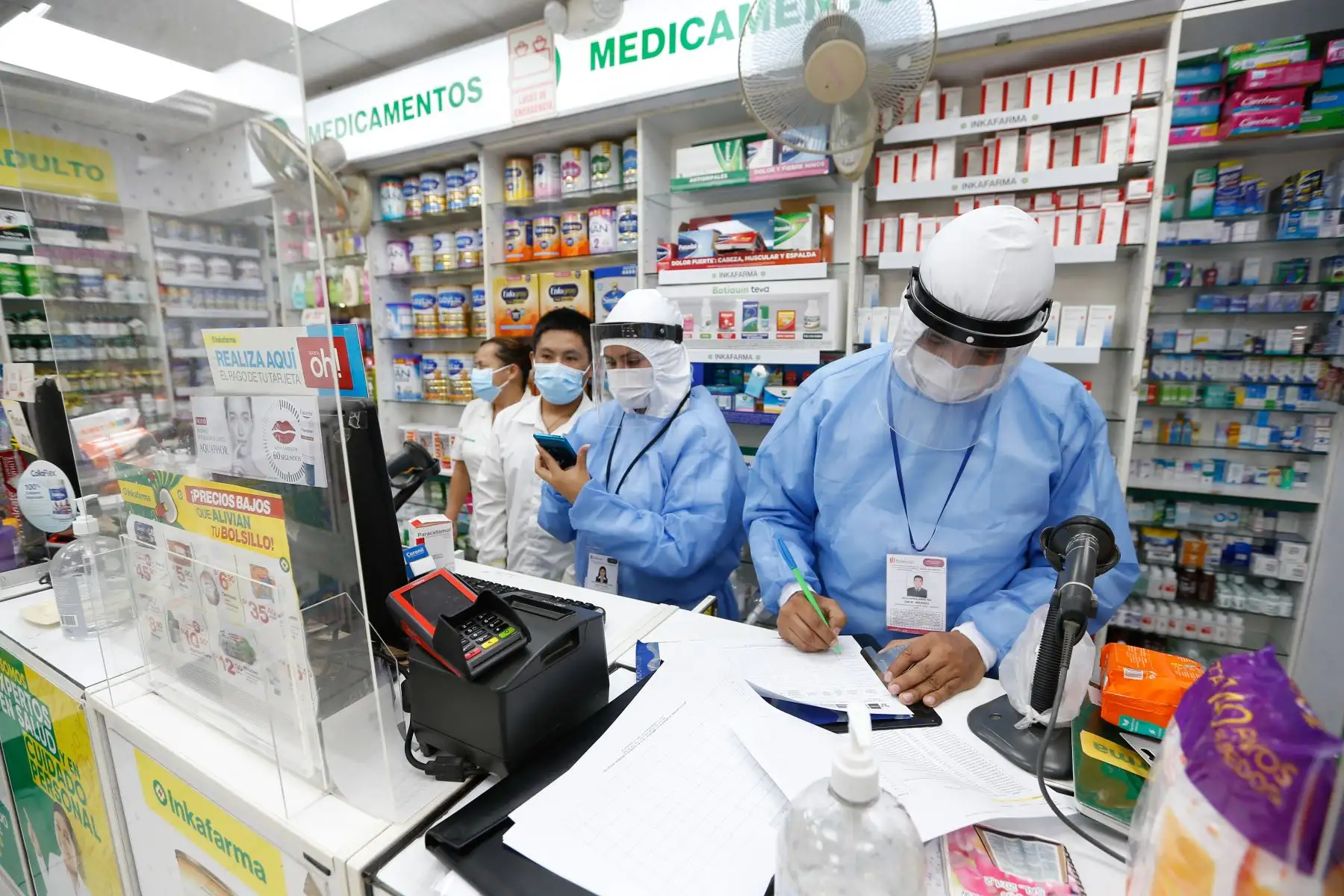 Viceministro de Salud Pública Luis Suárez participa en operativo de fiscalización de INDECOPI a boticas y farmacias privadas. Foto: Minsa