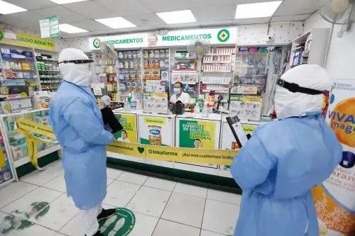 Fiscalización de personal de Indecopi en farmacias. Foto: ANDINA/Difusión.