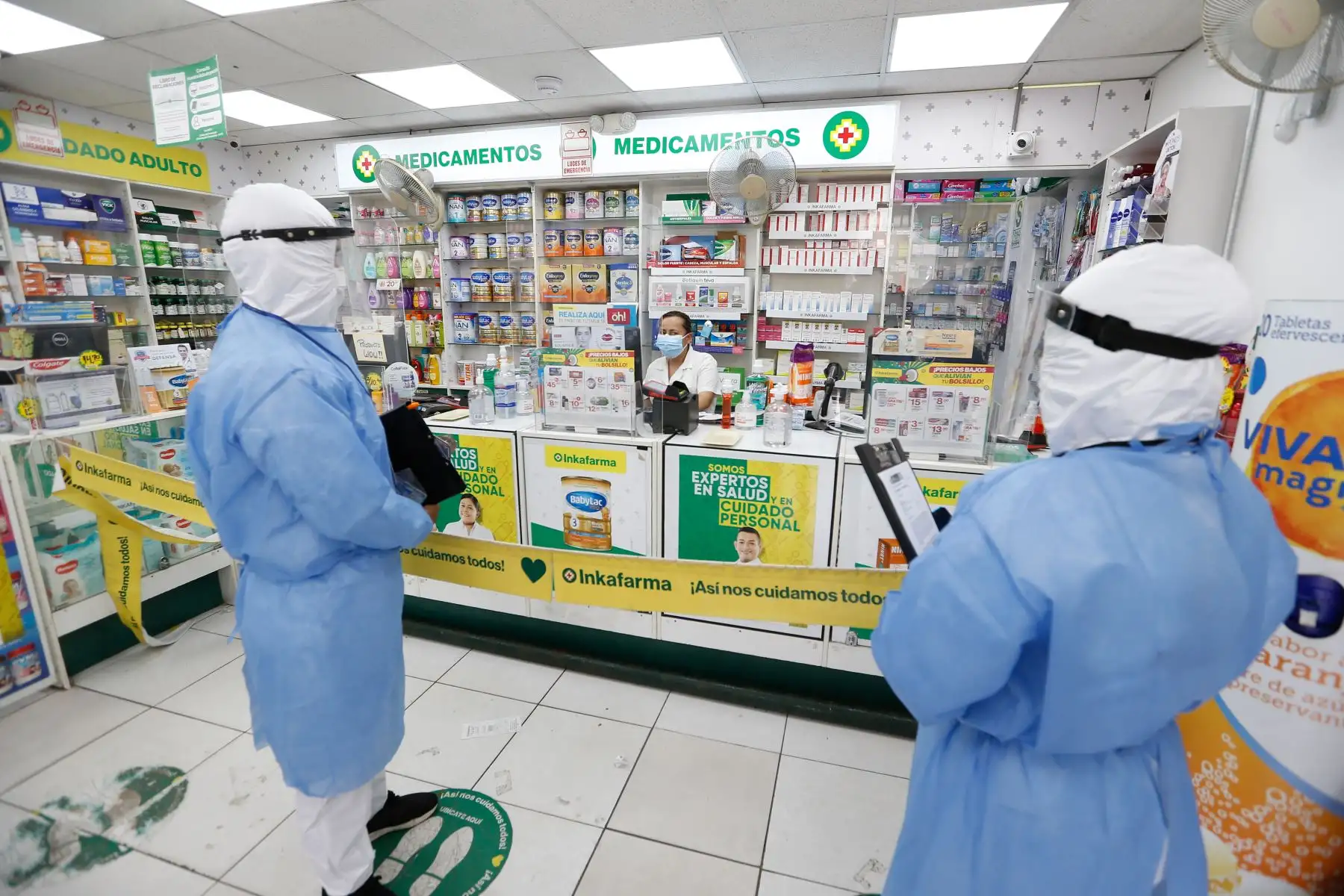 Fiscalización de personal de Indecopi en farmacias. Foto: ANDINA/Difusión.