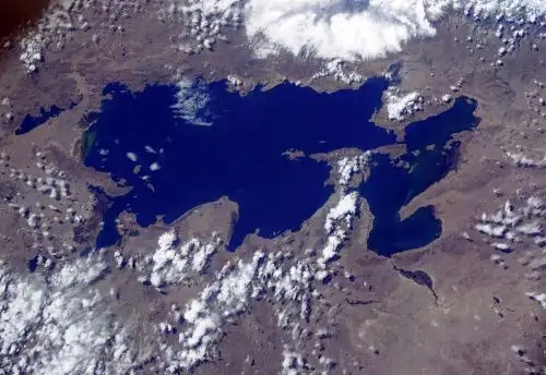 El  ingeniero de vuelo Sergey Kud-Sverchkov  de la agencia espacial rusa Roscosmos captó al lago Titicaca desde el espacio.  Foto: Sergey Kud-Sverchkov / Twitter