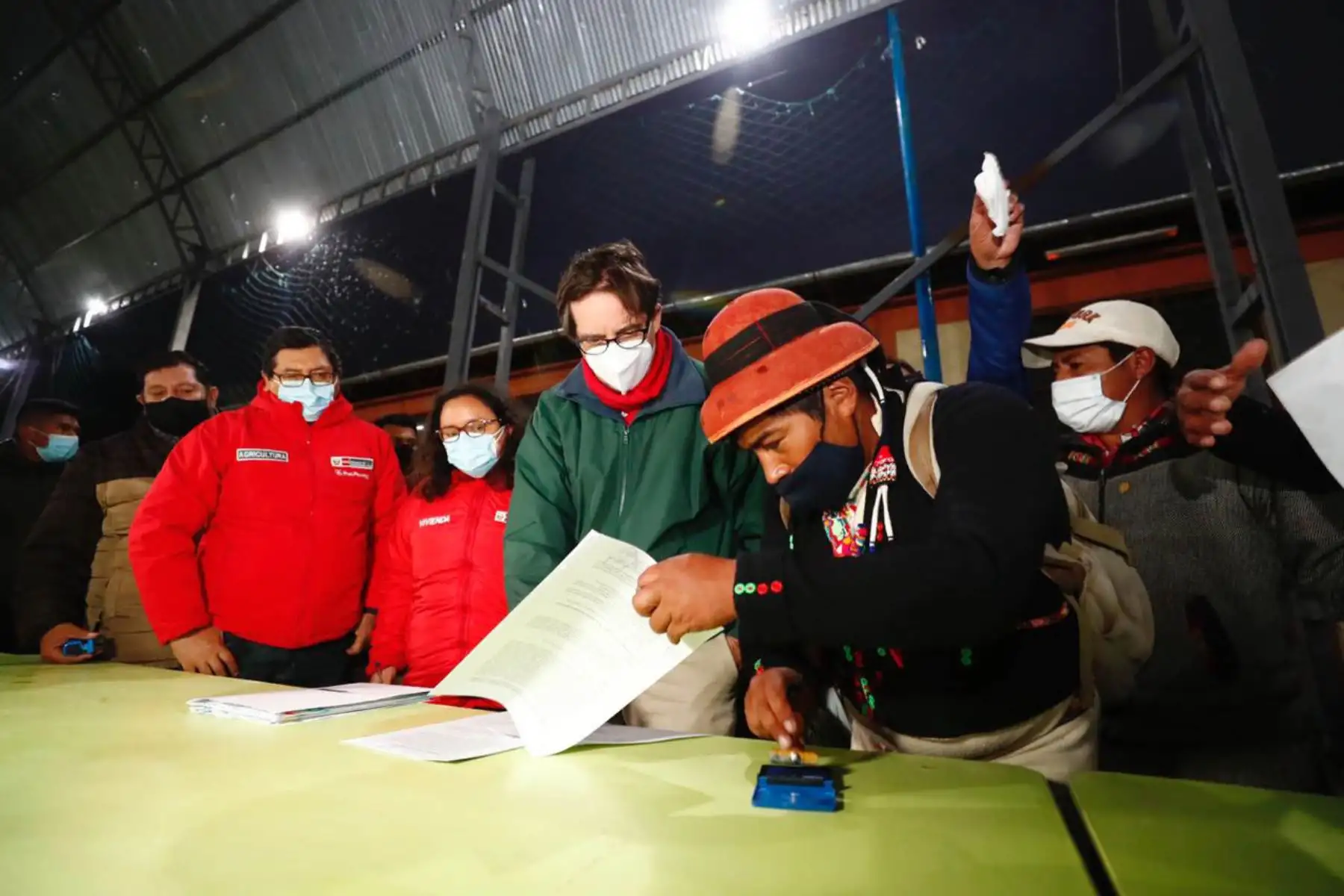 Culmina la reunión de trabajo, entre dirigentes de Challhuahuacho y  la comitiva de Alto Nivel del Gobierno , donde se acordó sostener nuevos encuentros para supervisar el avance de las obras priorizadas y aclarar las dudas respecto al canon minero.
Foto: Ministerio de Energía y Minas