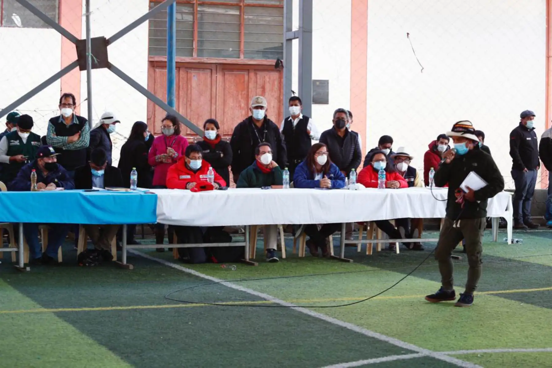 Culmina la reunión de trabajo, entre dirigentes de Challhuahuacho y  la comitiva de Alto Nivel del Gobierno , donde se acordó sostener nuevos encuentros para supervisar el avance de las obras priorizadas y aclarar las dudas respecto al canon minero.
Foto: Ministerio de Energía y Minas
