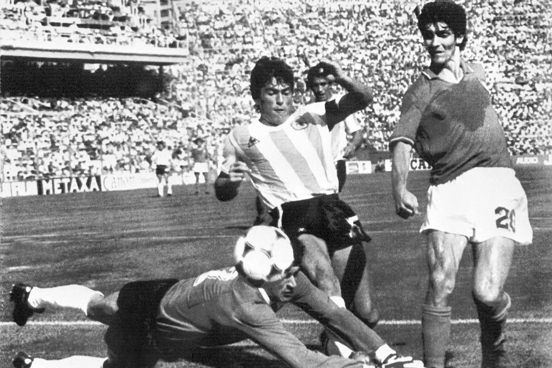 En esta foto de archivo tomada el 29 de junio de 1982, el portero argentino Ubaldo Fillol  y el capitán Daniel Passarella  Impiden que el delantero italiano Paolo Rossi anotara, durante el partido de fútbol de la segunda ronda del Mundial entre Italia y Argentina en Barcelona. Paolo Rossi, un héroe del fútbol italiano que inspiró a la selección nacional a la victoria en la Copa del Mundo de 1982, murió a los 64 años.
Foto: AFP