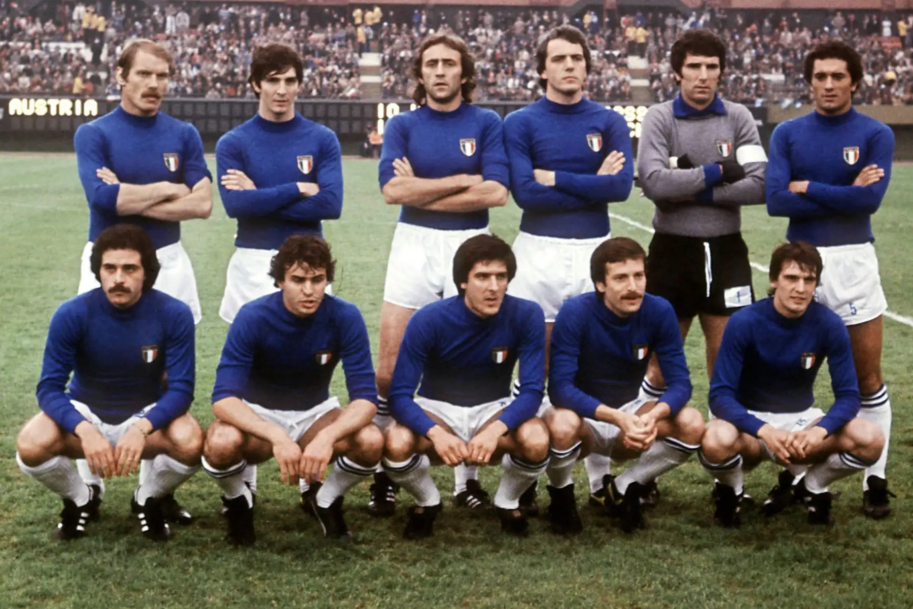 La selección italiana de fútbol posa antes de su partido de segunda ronda del Mundial contra Austria el 18 de junio de 1978 en Buenos Aires. (De pie, de izquierda a derecha: Romeo Benetti, Paolo Rossi, Mauro Bellugi, Roberto Bettega, Dino Zoff, Claudio Gentile; primera fila, de izquierda a derecha: Franco Causio, Antonio Cabrini, Gaetano Scirea, Renato Zacarelli, Marco Tardelli.
Foto: AFP
