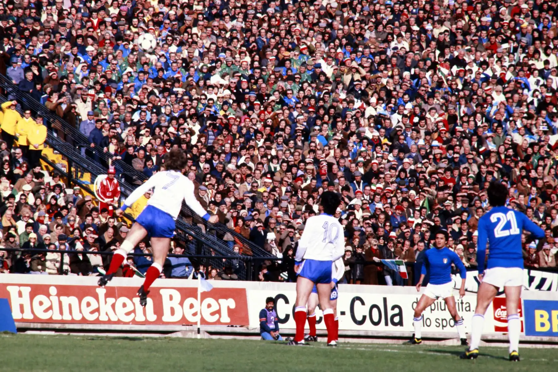 Jugadores franceses e italianos son vistos durante el partido de fútbol de la Copa del Mundo de 1978 entre Francia e Italia, el 2 de junio de 1978, en Mar del Plata. Vista posterior, defensa francés Patrice Rio (7), mediocampista francés Jean-Marc Guillou (10) y delantero italiano Paolo Rossi (21). 
Foto: AFP
