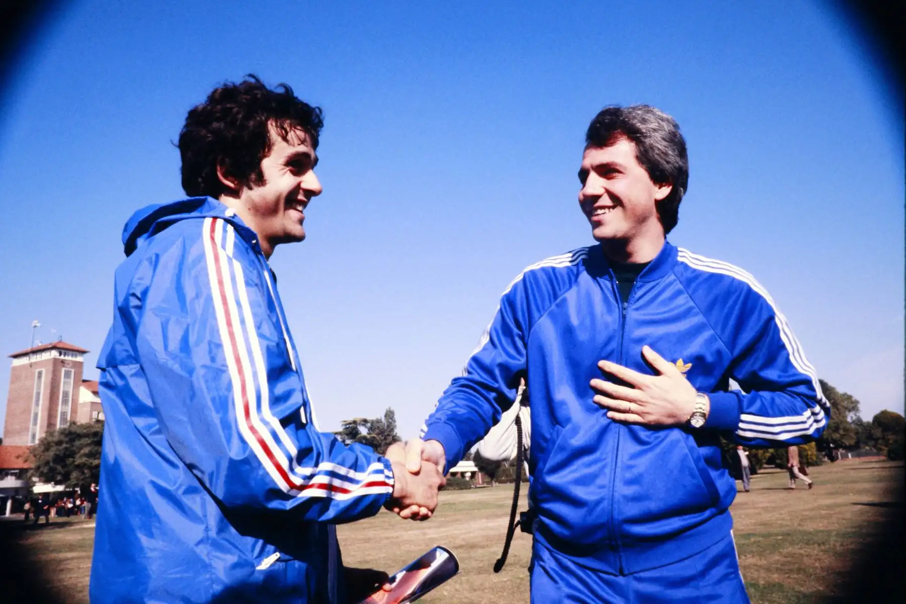El centrocampista francés Michel Platini le da la mano al delantero italiano Paolo Rossi .Antes de la Copa del Mundo de 1978 en Argentina, en junio de 1978. 
Foto: AFP