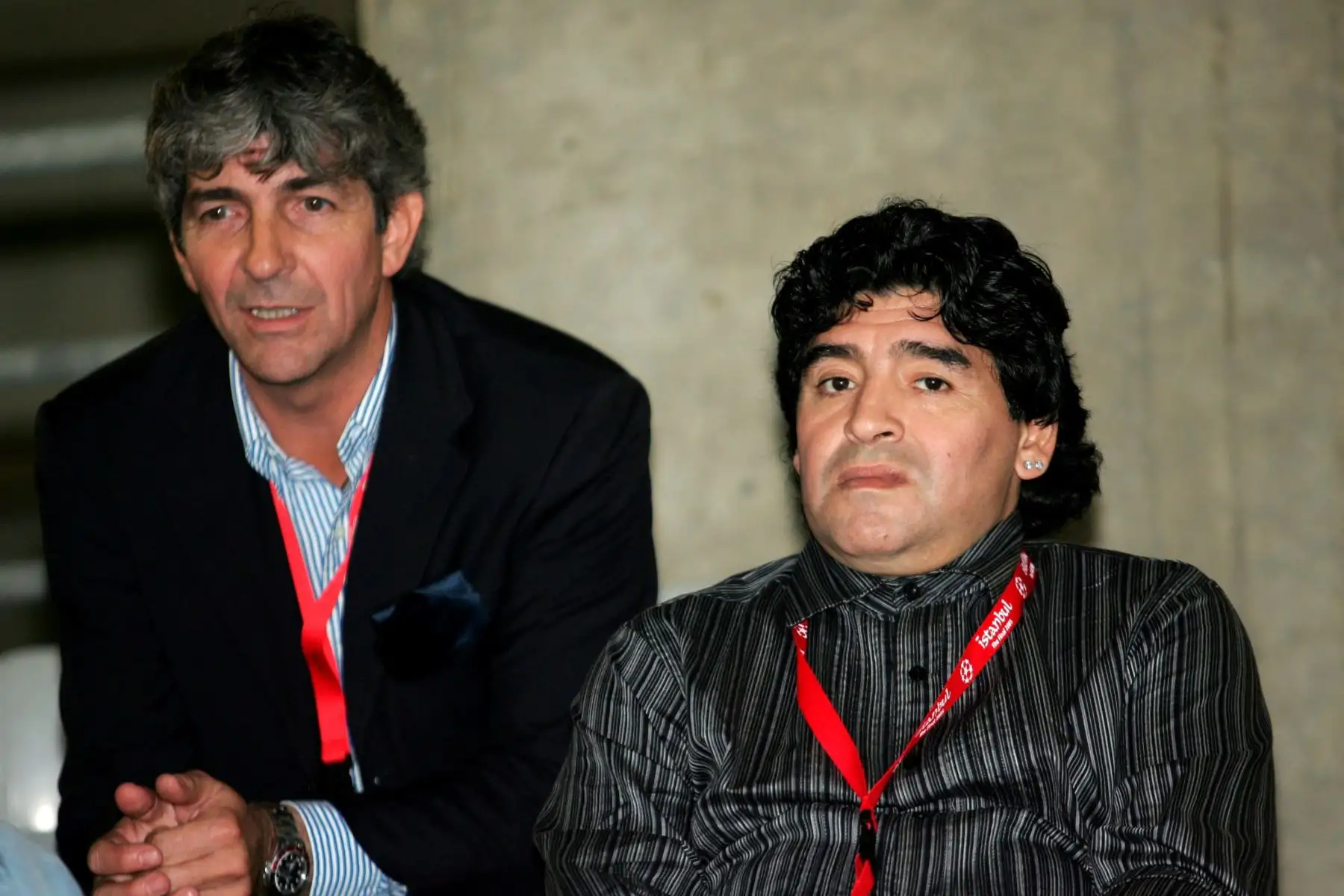 La ex estrella del fútbol argentino Diego Maradona  y el exdelantero italiano Paolo Rossi  ven una sesión de entrenamiento del AC Milan en el Estadio Olímpico Ataturk en Estambul, el martes 24 de mayo de 2005 . Según informes de prensa, Paolo Rossi murió a los 64 años el 9 de diciembre de 2020. Como parte del centenario de la FIFA, en 2004 Rossi fue nombrado uno de los 125 mejores futbolistas vivos. 
Foto: EFE