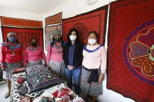 La viceministra de Interculturalidad, Angela Acevedo, señaló que el nuevo local cultural Kanta Kené consolida un antiguo anhelo de la comunidad shipibo-konibo de Cantagallo por contar con un espacio permanente de difusión y venta del arte originario de la región Ucayali. Foto: ANDINA/ Mincul