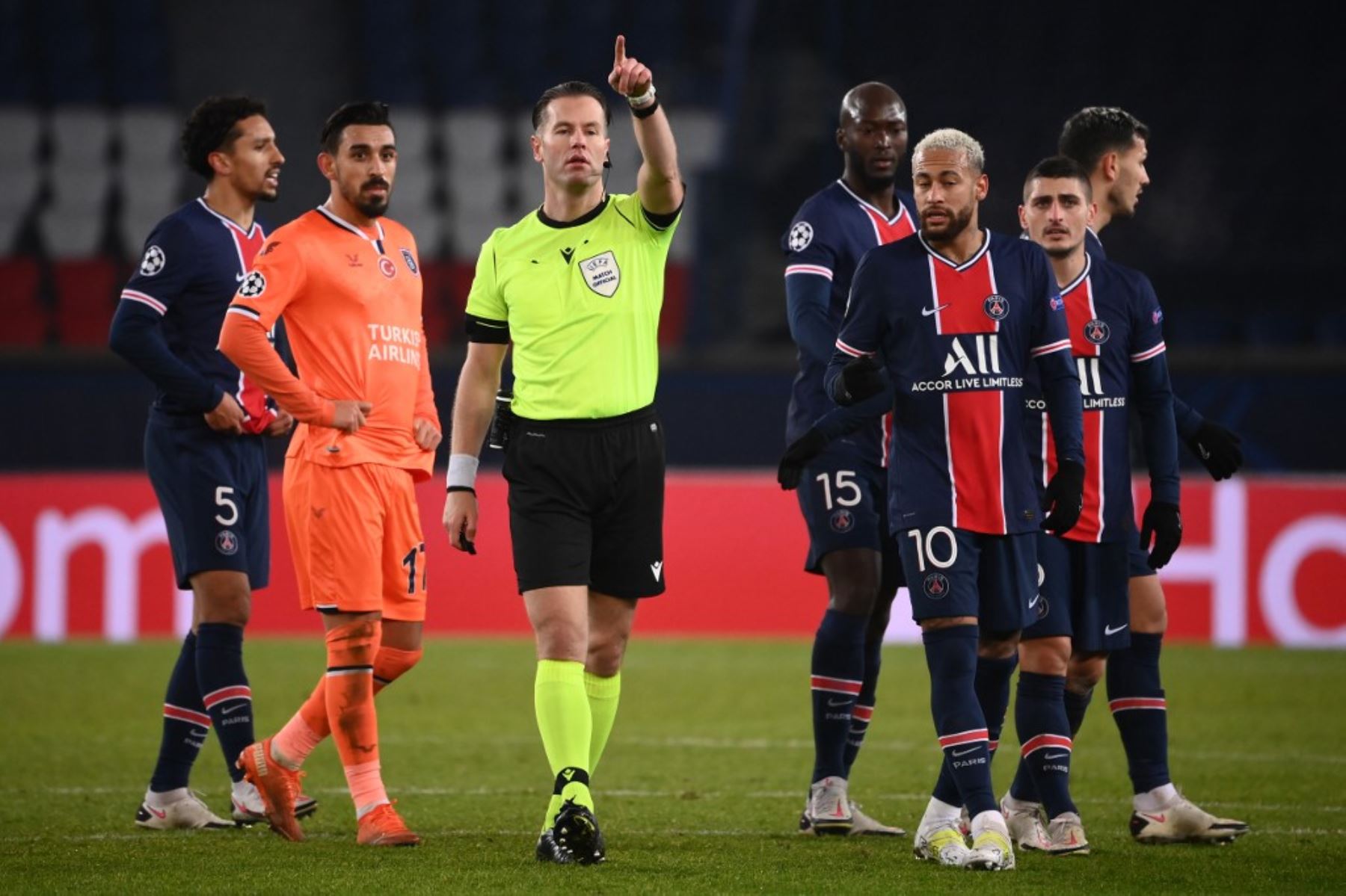 Danny Makkelie se arrodilló junto a los jugadores del Paris Saint-Germain y el Basaksehir de Estambul