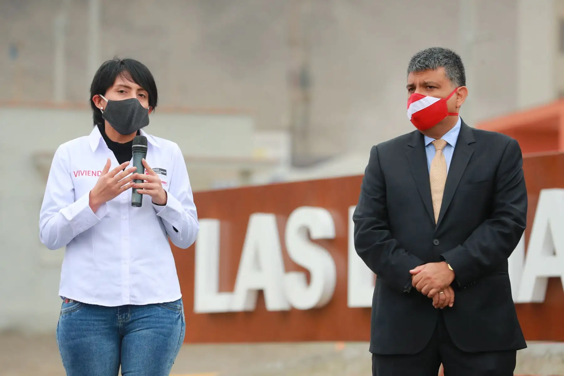 La viceministra de Vivienda, Construcción y Saneamiento, Elizabeth Añaños, hizo entrega de llaves a familias que adquirieron departamentos en el proyecto Mi Vivienda ubicado en un terreno adyacente al fuerte Hoyos Rubios.

Foto:ANDINA/ Andrés Valle