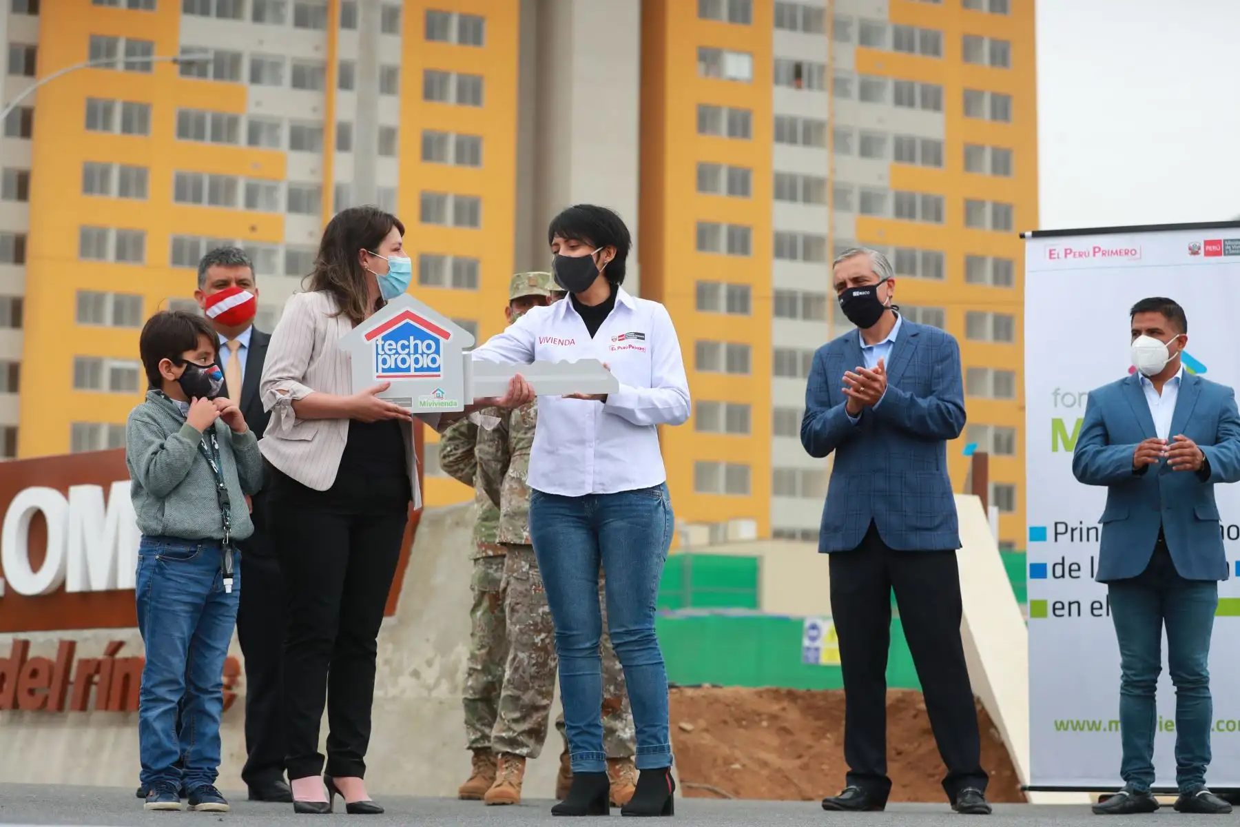 La viceministra de Vivienda, Construcción y Saneamiento, Elizabeth Añaños, hizo entrega de llaves a familias que adquirieron departamentos en el proyecto Mi Vivienda ubicado en un terreno adyacente al fuerte Hoyos Rubios.

Foto:ANDINA/ Andrés Valle